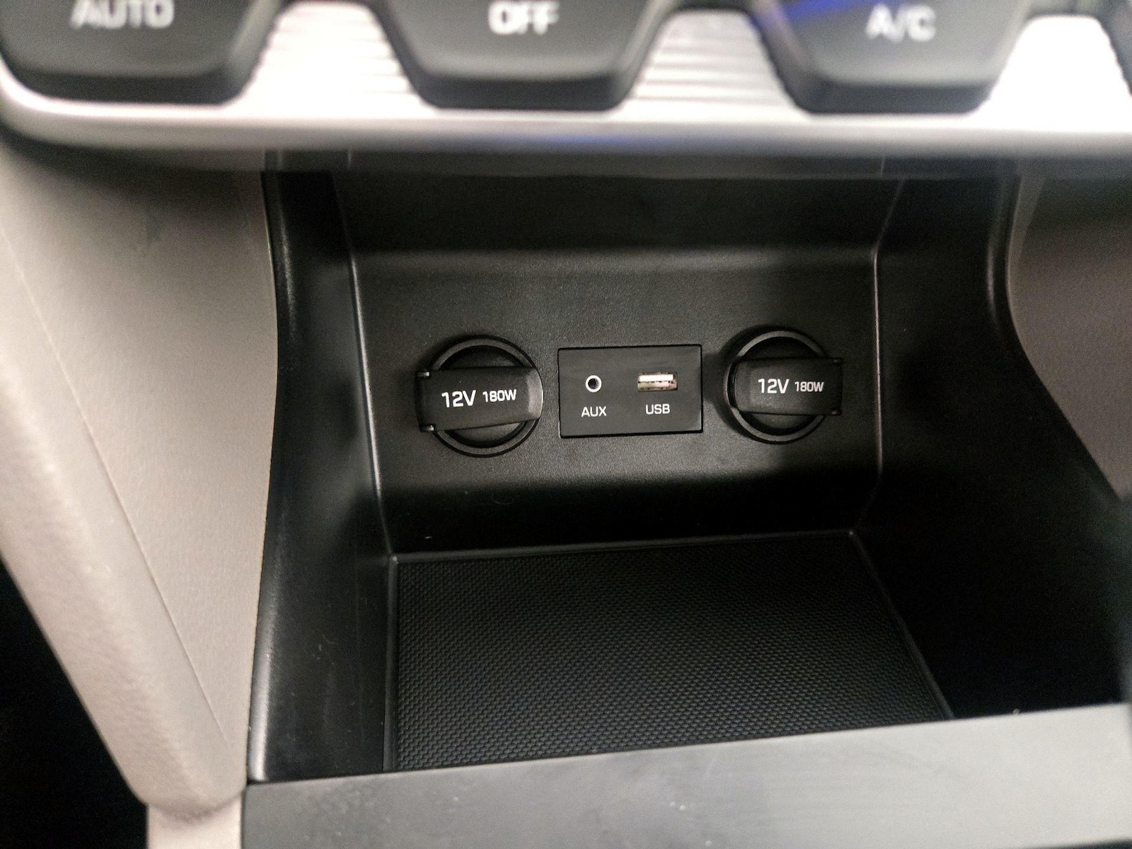 2020 Hyundai Elantra SE - Photo 19