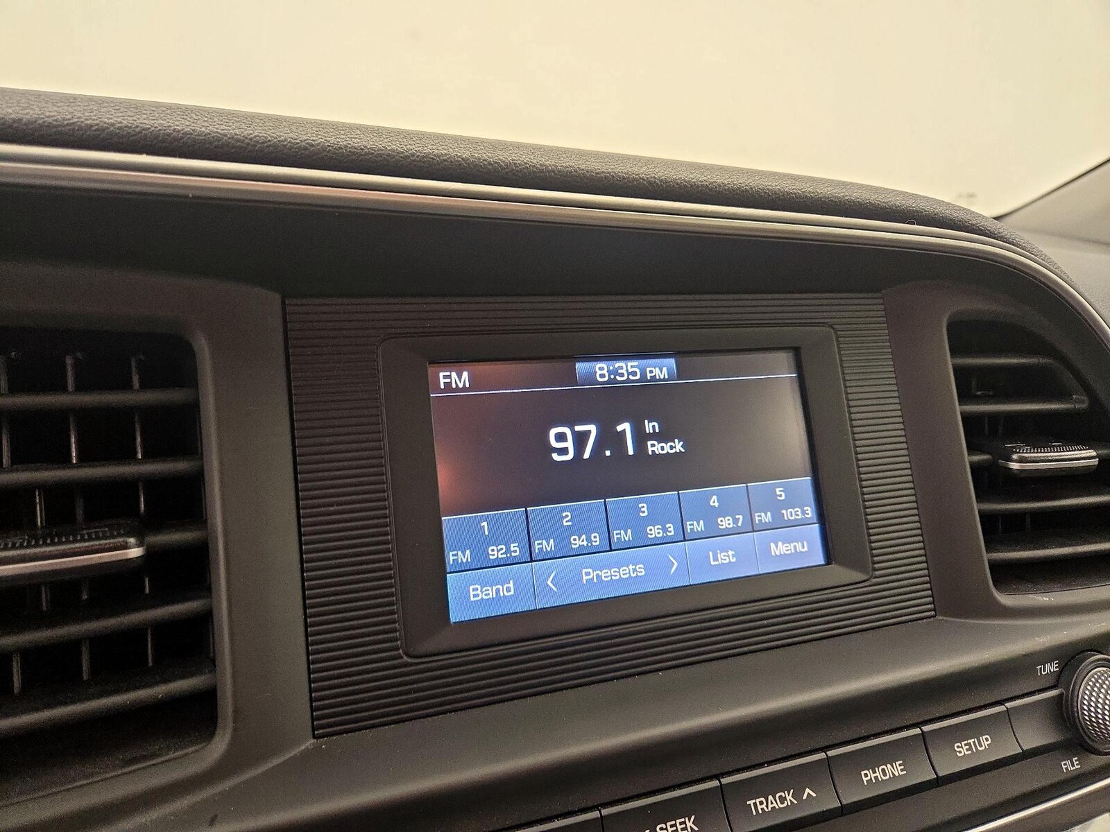 2020 Hyundai Elantra SE - Photo 16