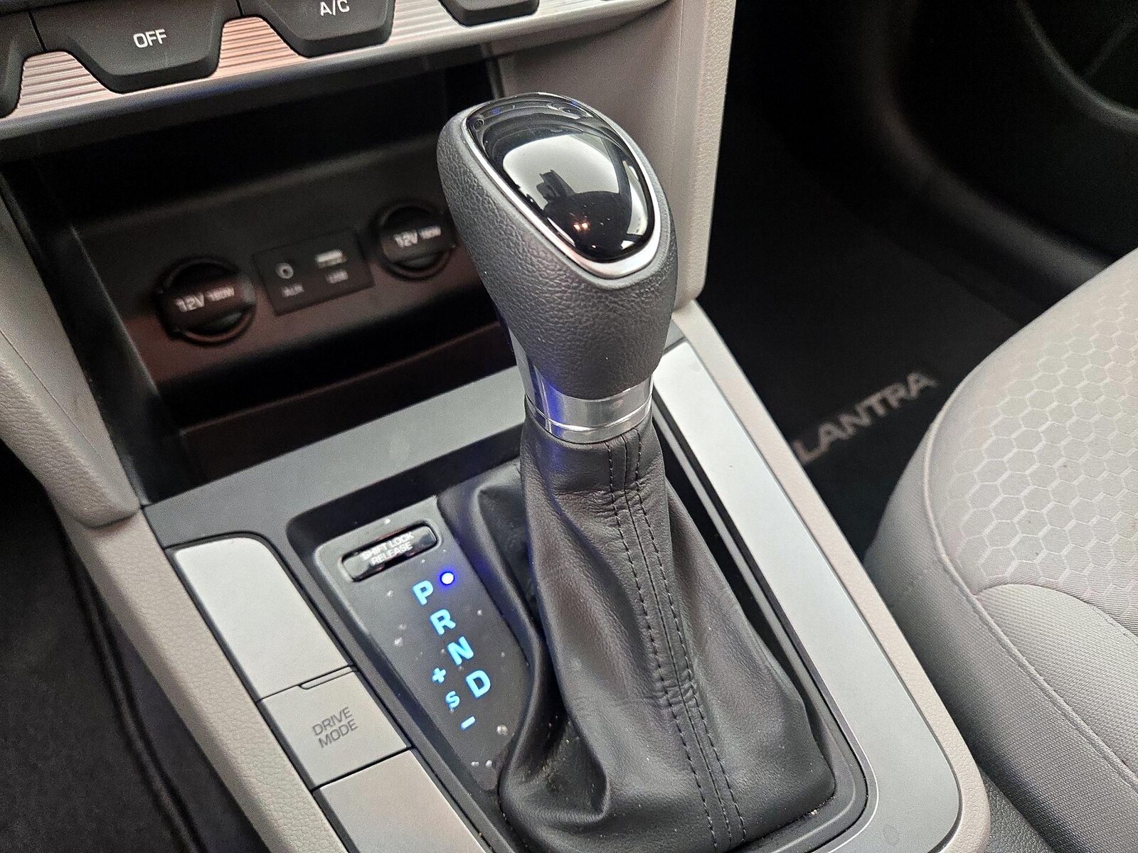 2020 Hyundai Elantra SE - Photo 18
