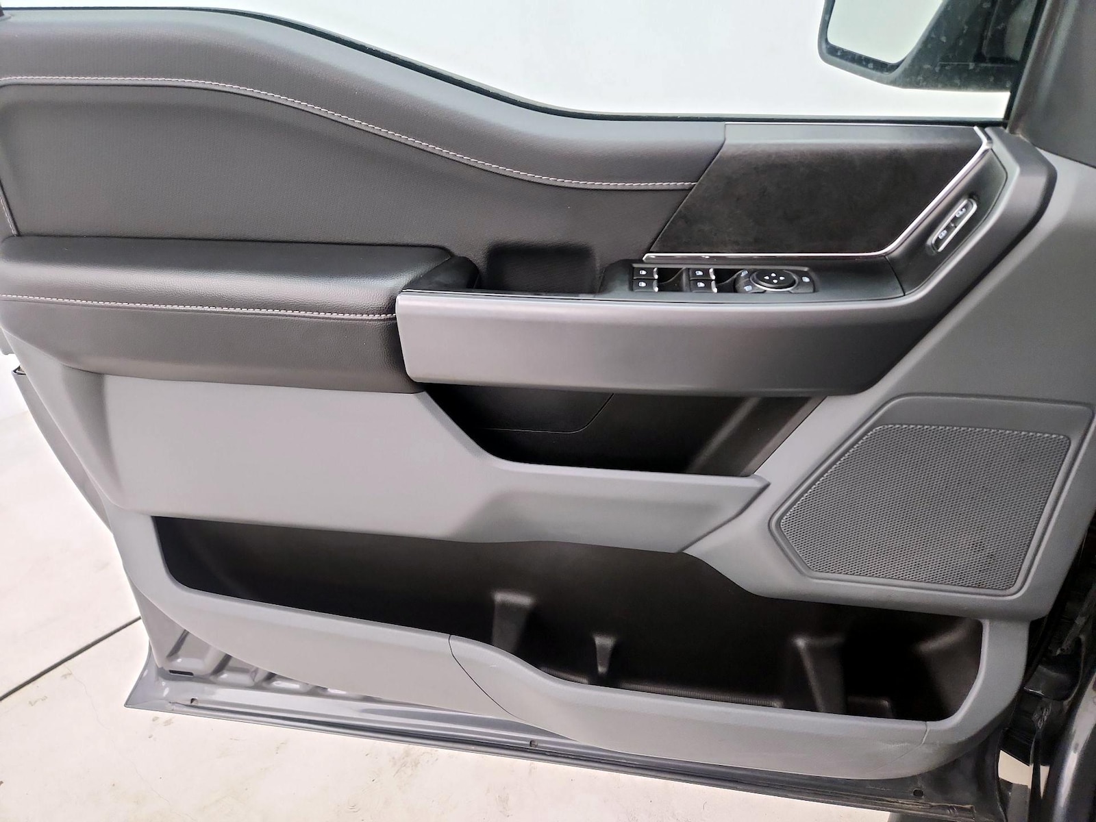 2025 Ford F-150 XLT - Photo 13