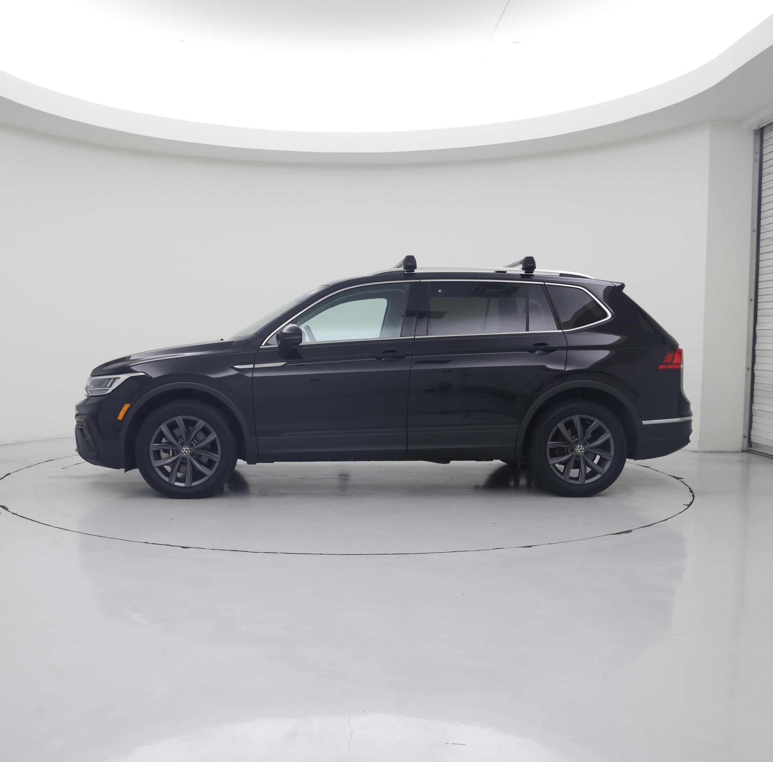 Thumbnail: 2023 Volkswagen Tiguan - 3