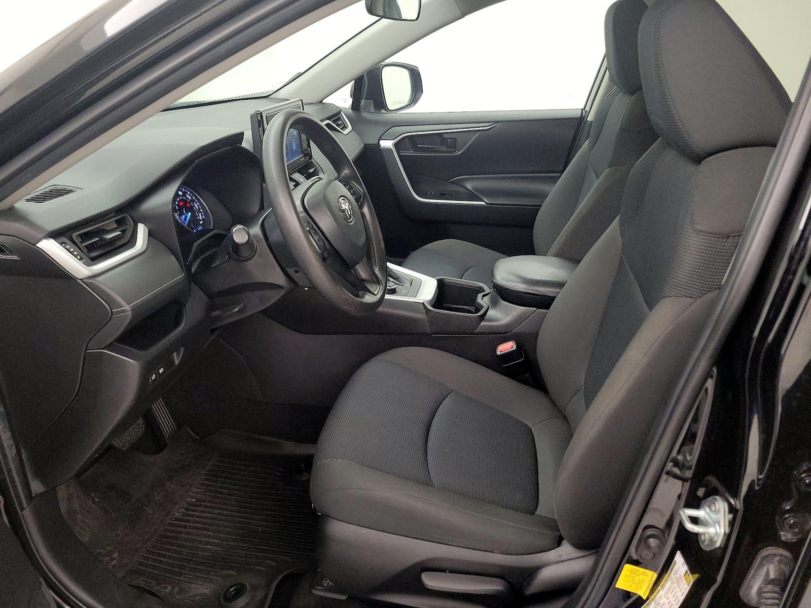 2022 Toyota RAV4 LE - Photo 12
