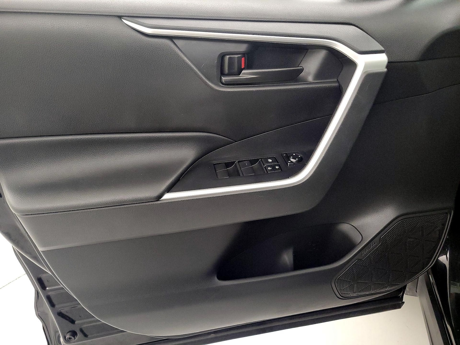 2022 Toyota RAV4 LE - Photo 13