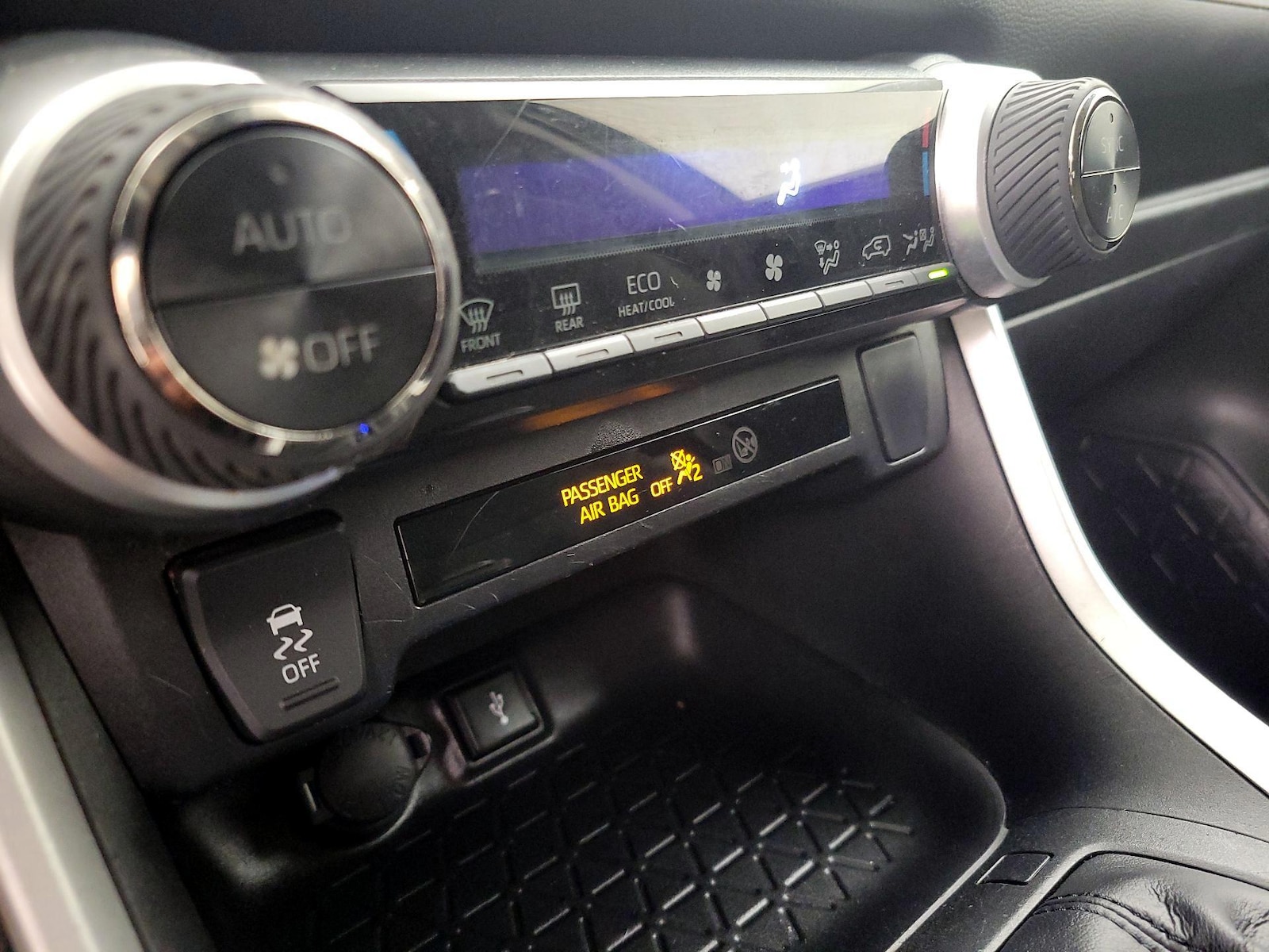 2022 Toyota RAV4 LE - Photo 17