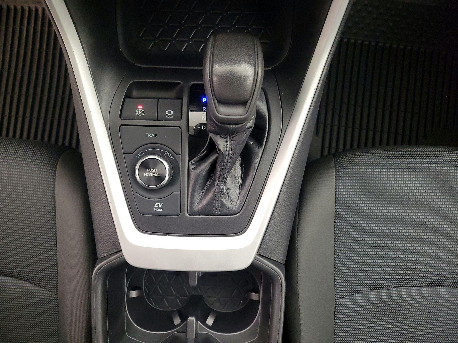2022 Toyota RAV4 LE - Photo 18