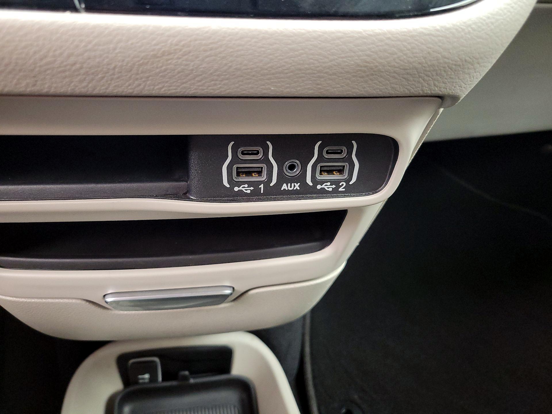 Thumbnail: 2024 Chrysler Pacifica - 18
