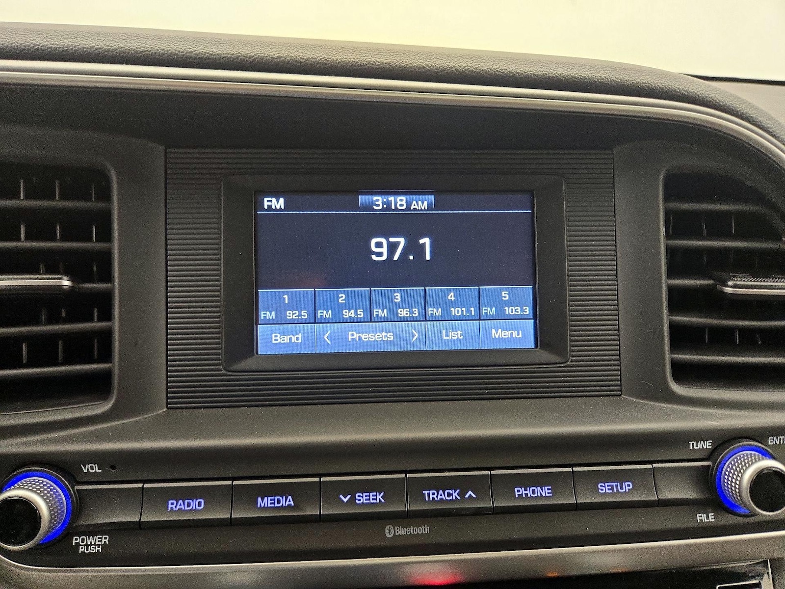 2020 Hyundai Elantra SE - Photo 16