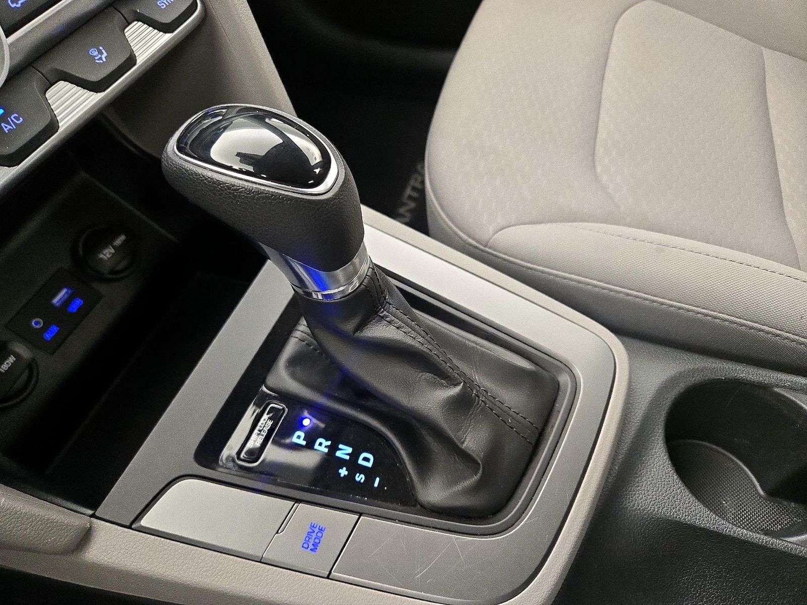 2020 Hyundai Elantra SE - Photo 18