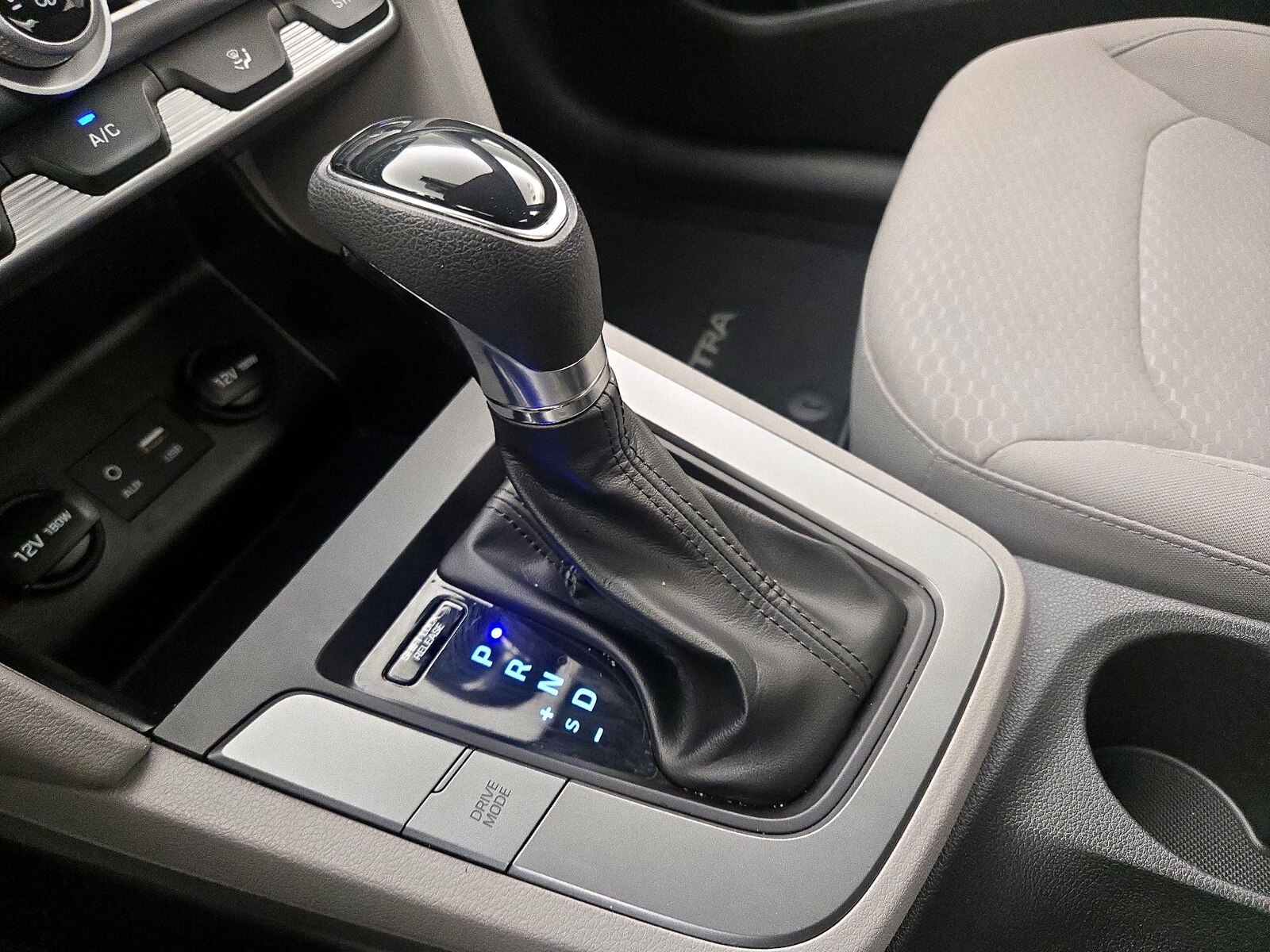 2020 Hyundai Elantra SE - Photo 18