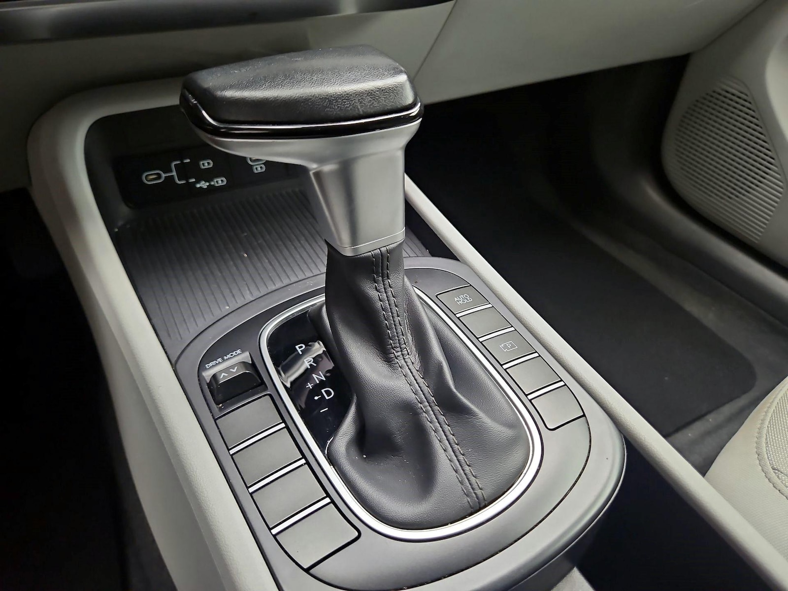 2025 Hyundai Kona SEL - Photo 17