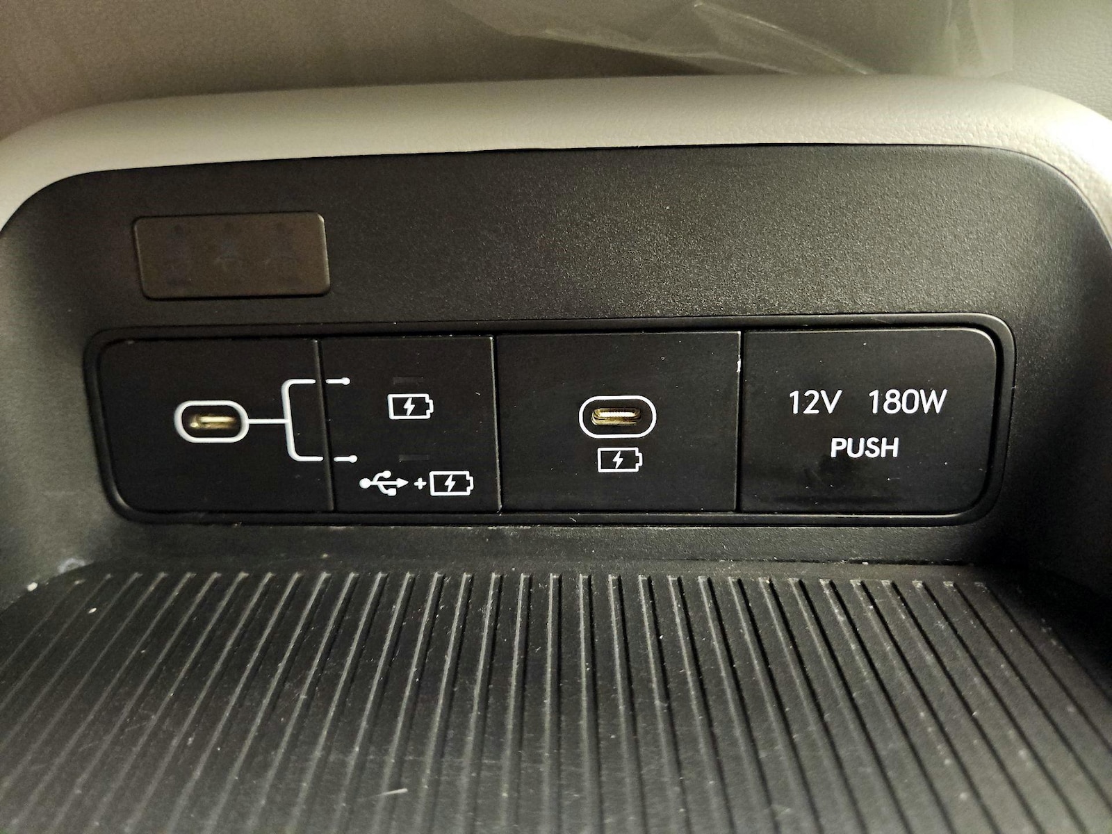 2025 Hyundai Kona SEL - Photo 18