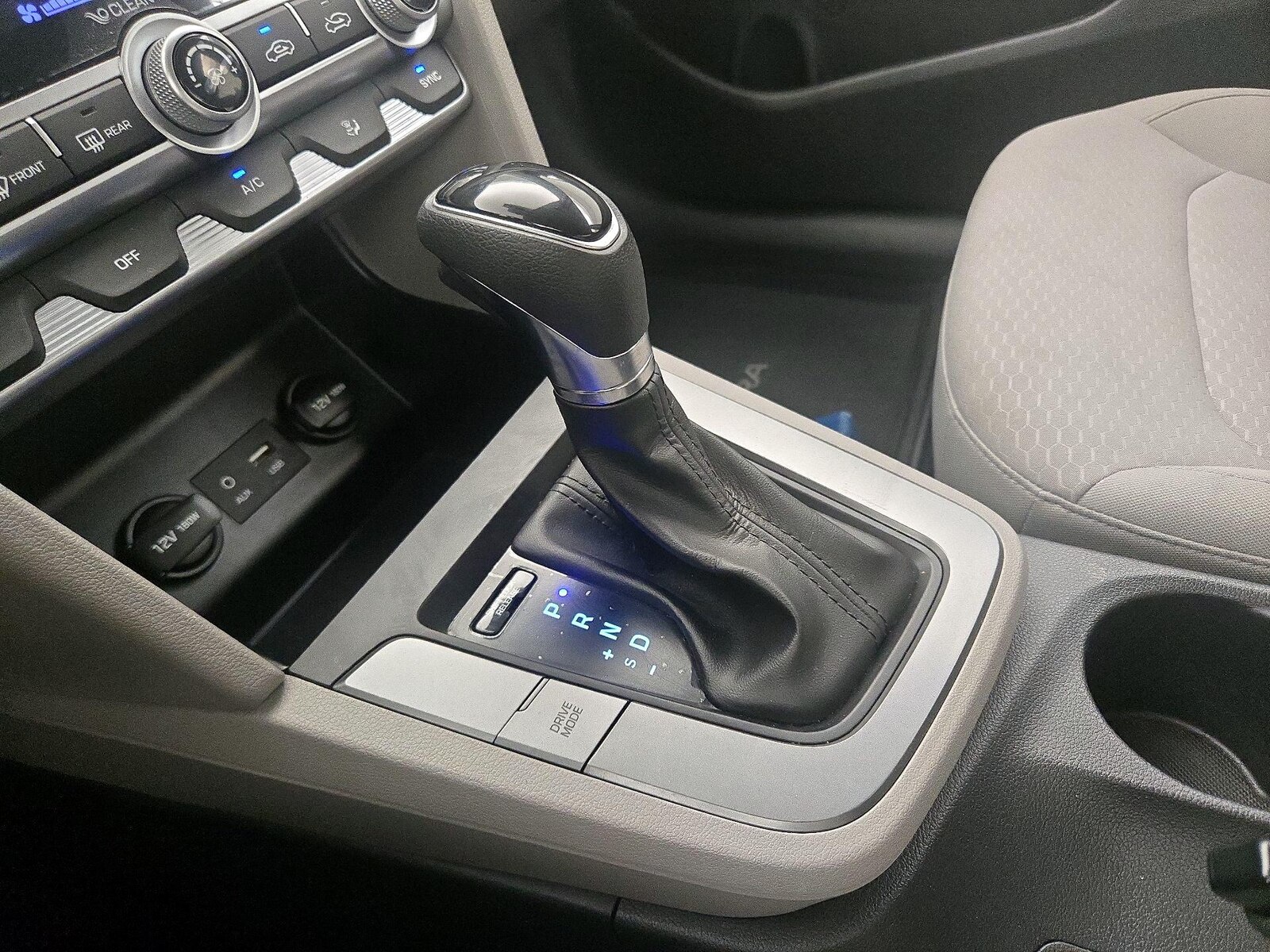2020 Hyundai Elantra SE - Photo 17