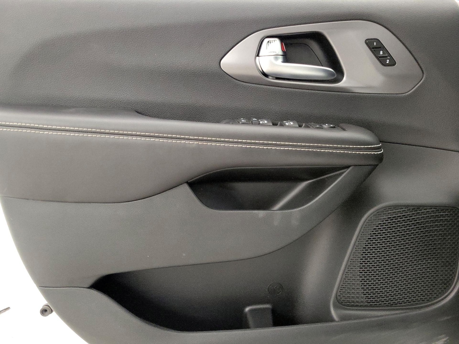 2026 Chrysler Pacifica Select - Photo 13
