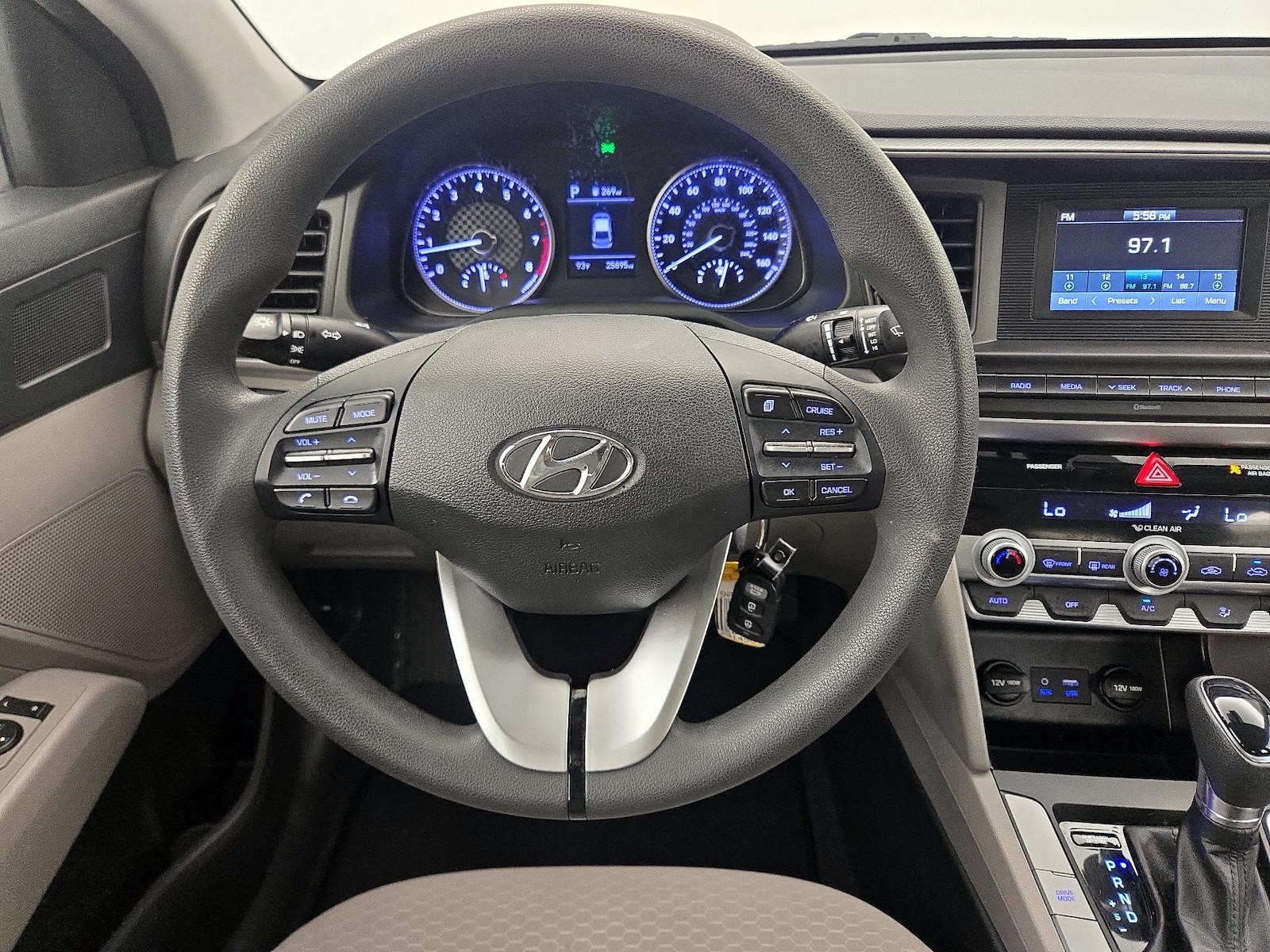 2020 Hyundai Elantra SE - Photo 11