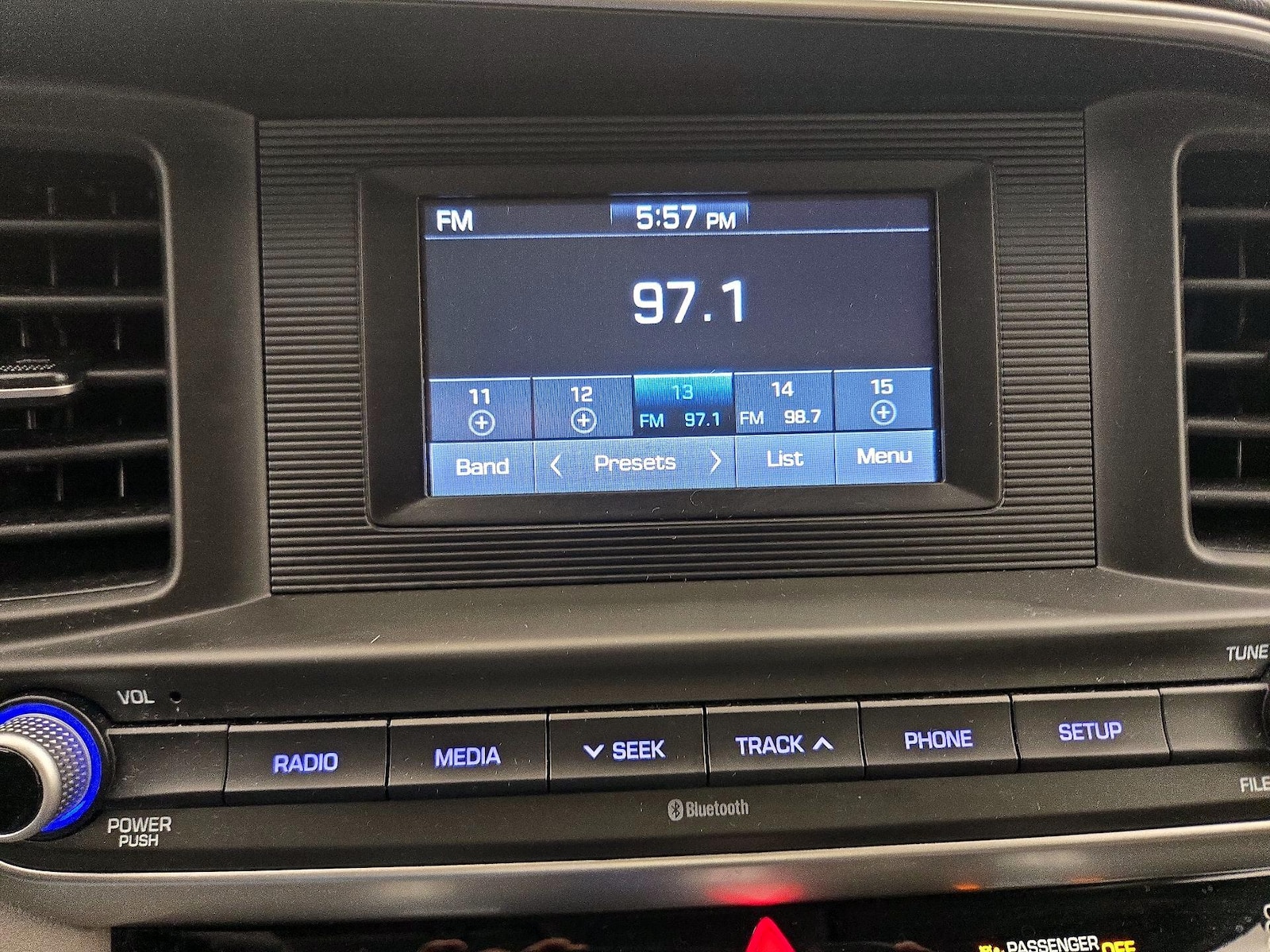 2020 Hyundai Elantra SE - Photo 16