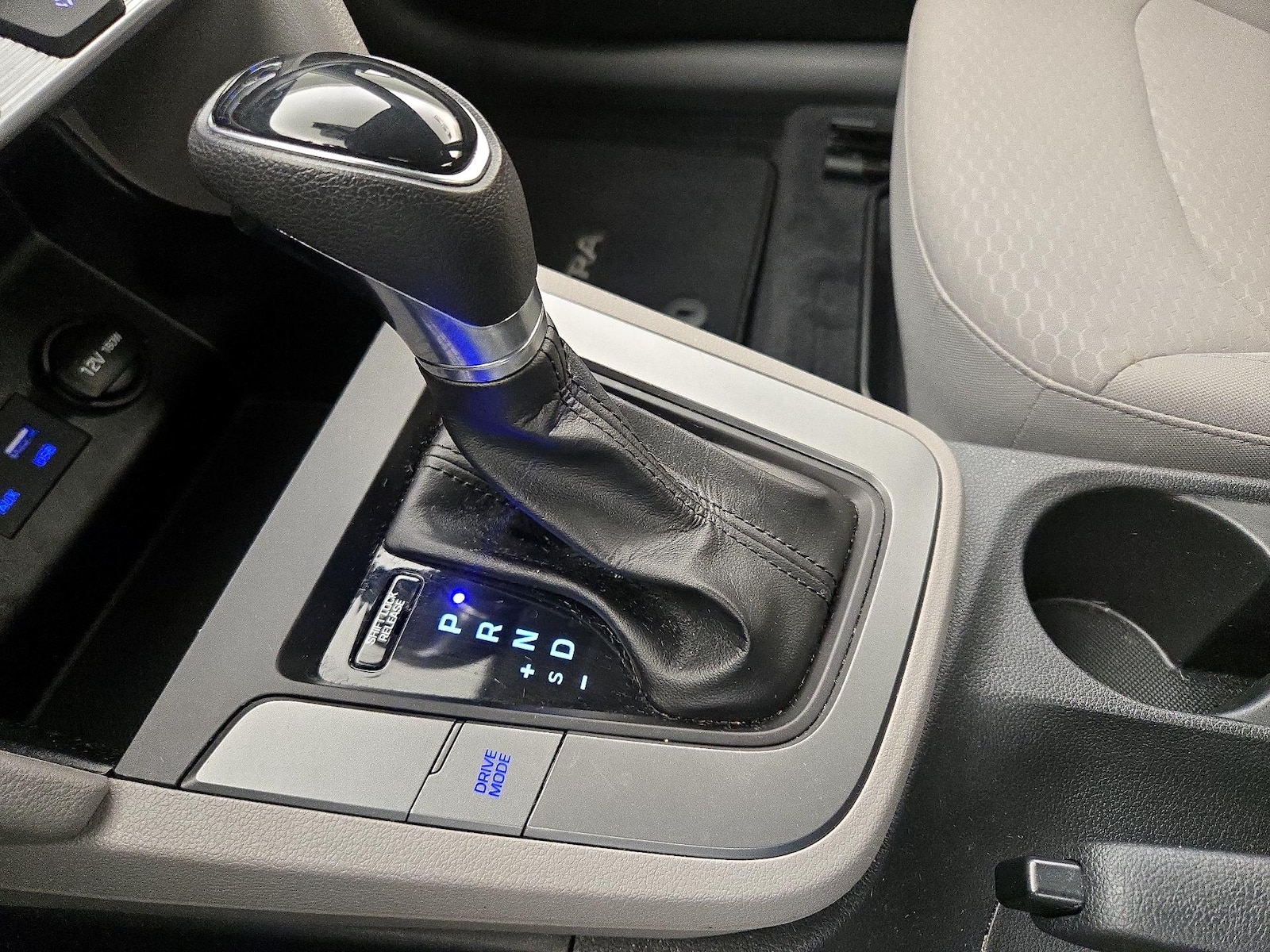 2020 Hyundai Elantra SE - Photo 18