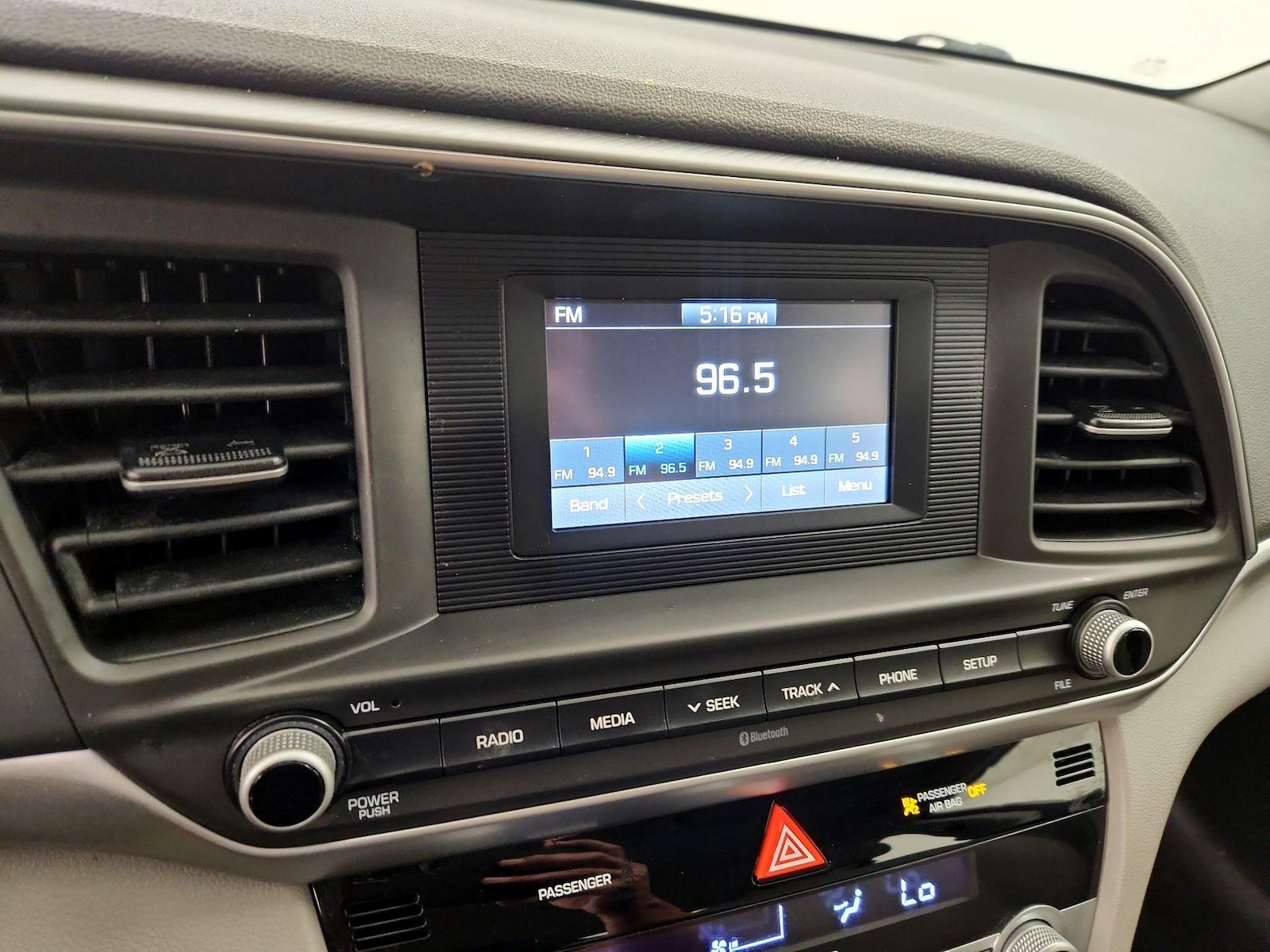 2020 Hyundai Elantra SE - Photo 16