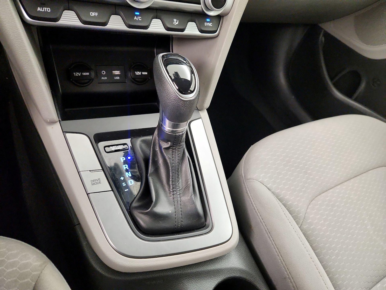 2020 Hyundai Elantra SE - Photo 18
