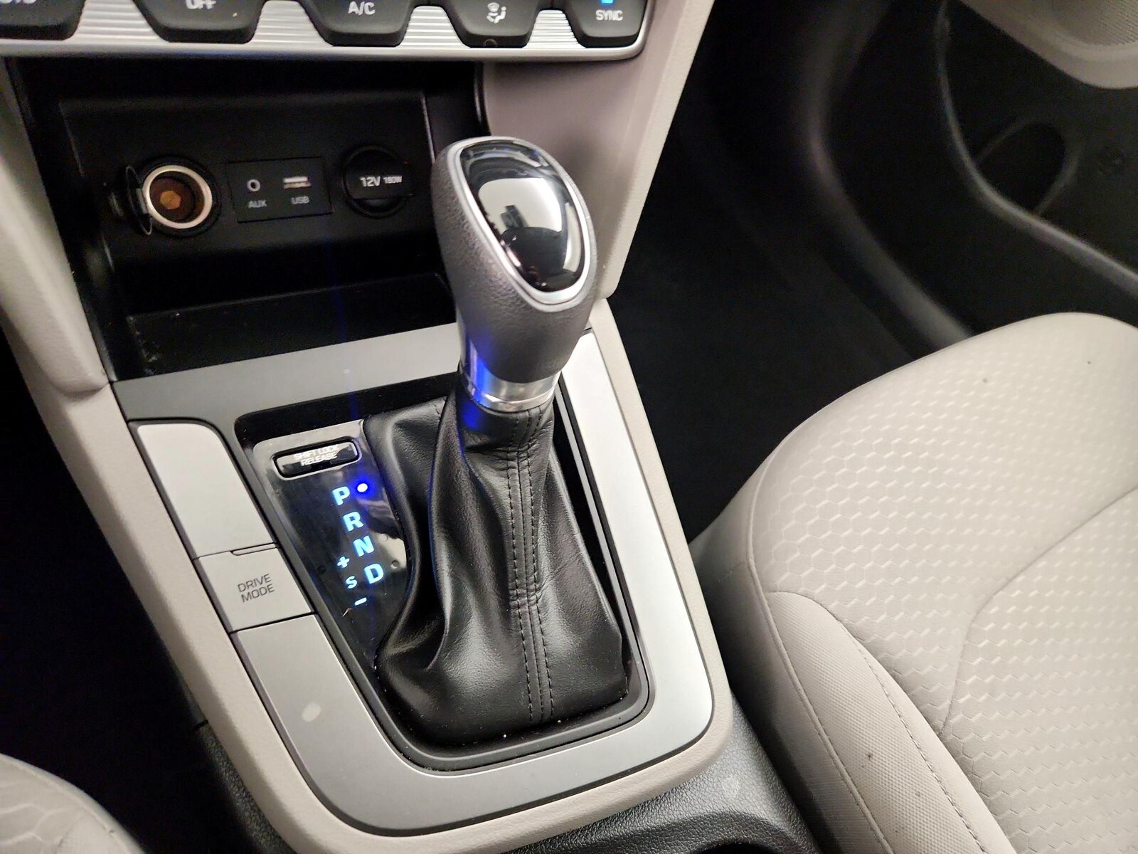2020 Hyundai Elantra SE - Photo 18