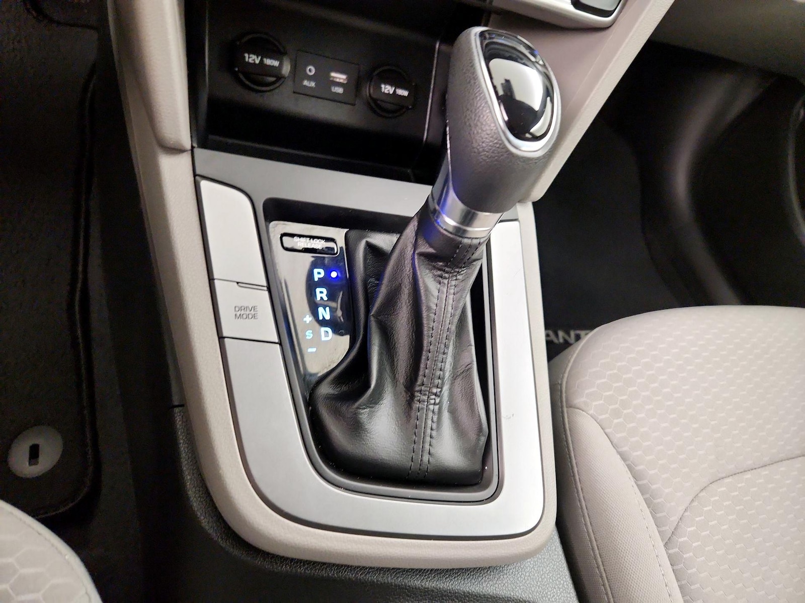 2020 Hyundai Elantra SE - Photo 18
