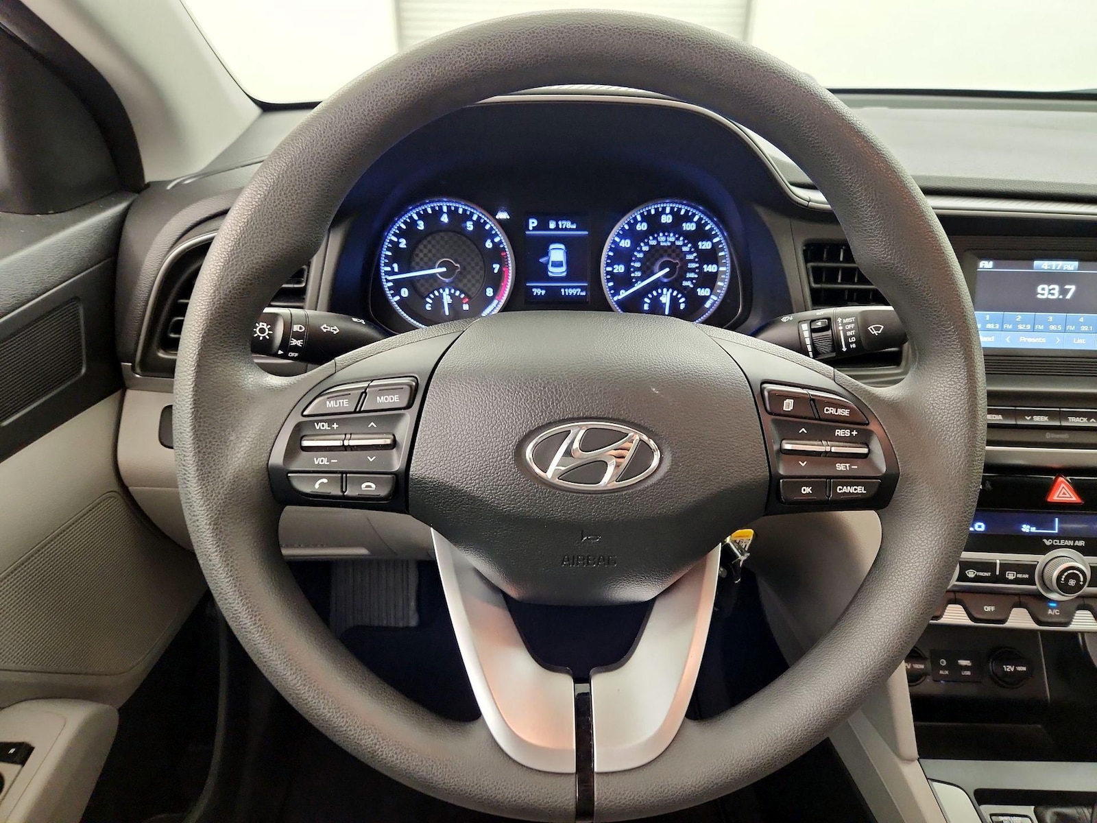 2020 Hyundai Elantra SE - Photo 11