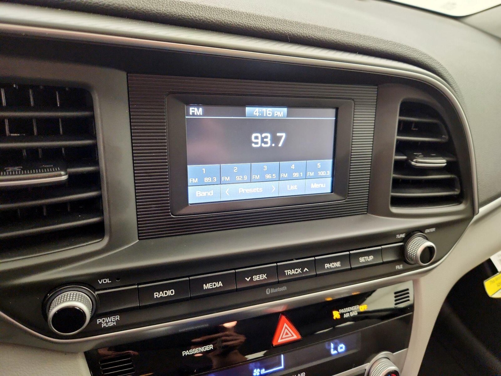 2020 Hyundai Elantra SE - Photo 16