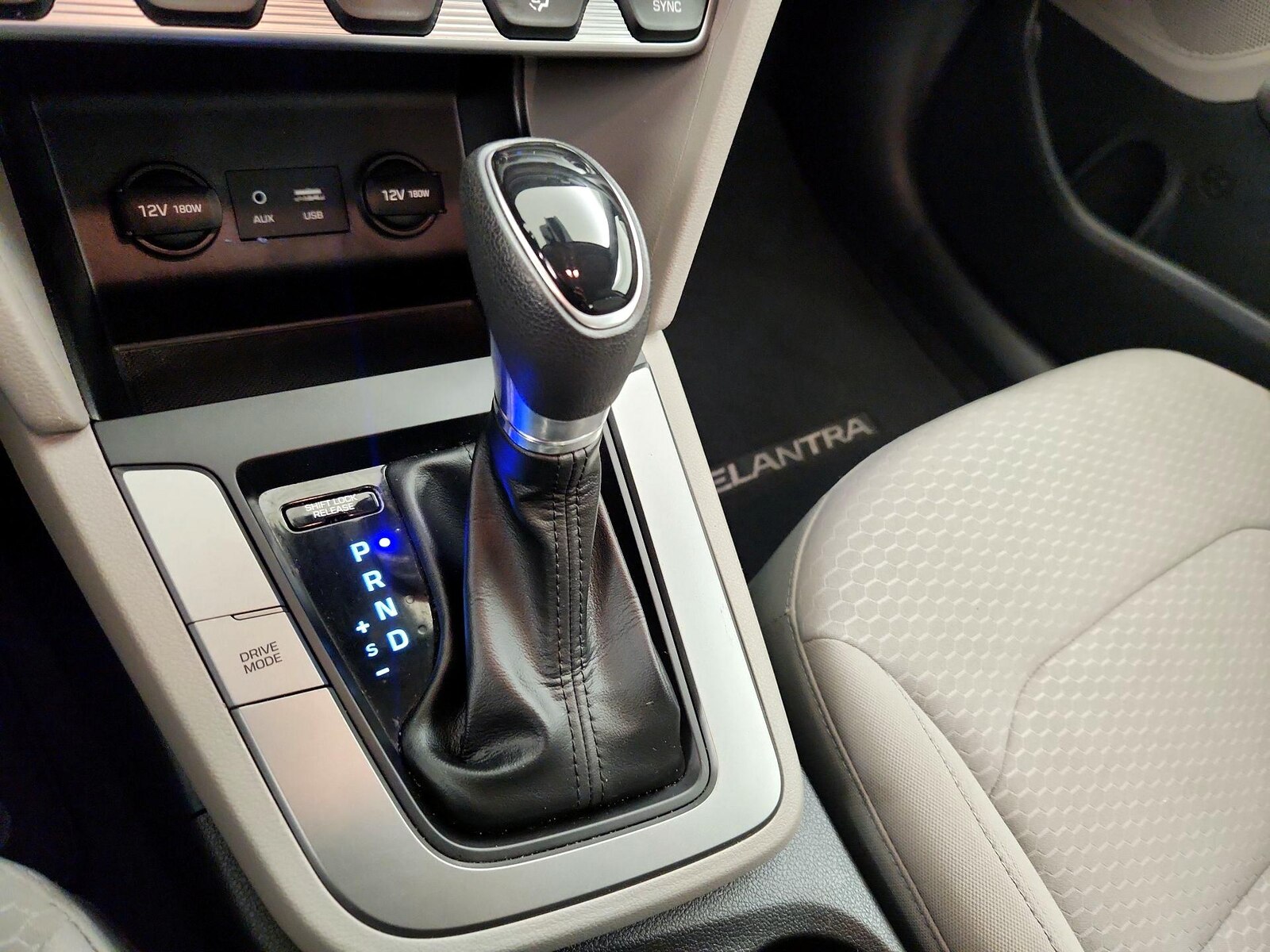 2020 Hyundai Elantra SE - Photo 18