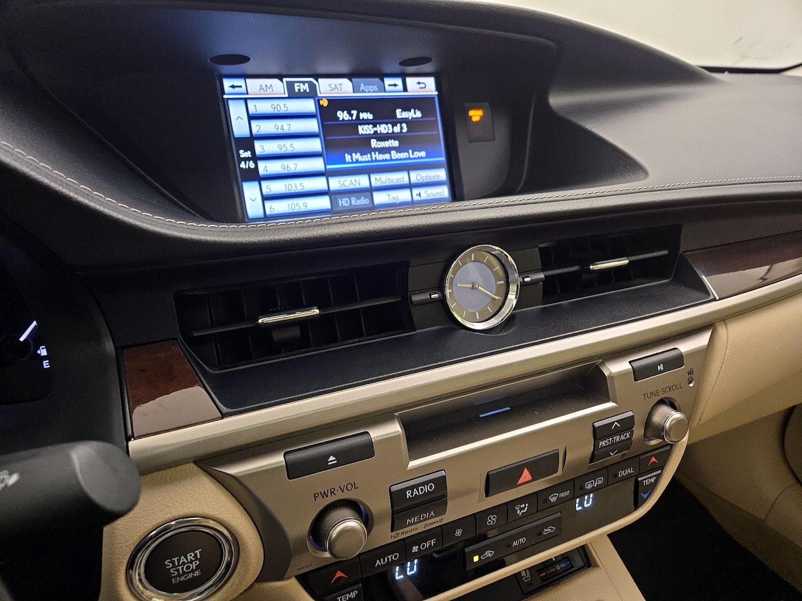 2014 Lexus ES 350 - Photo 17