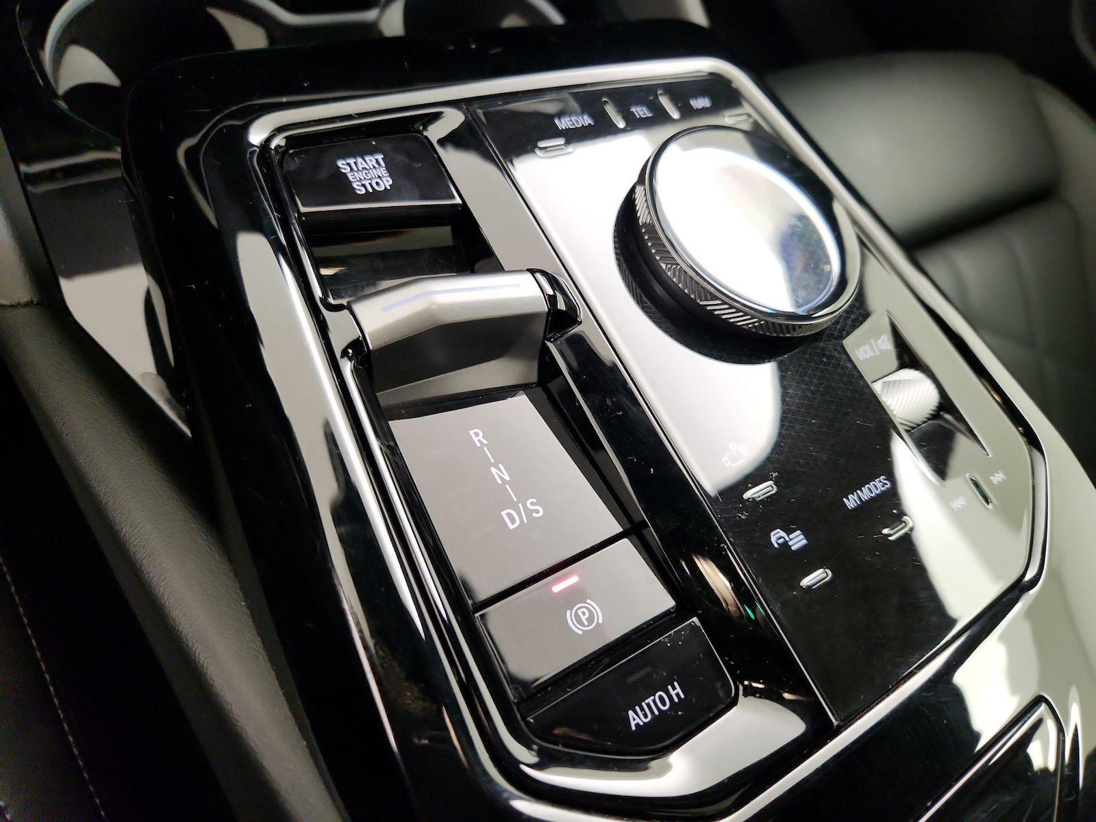 2025 BMW 5 Series 530i - Photo 19