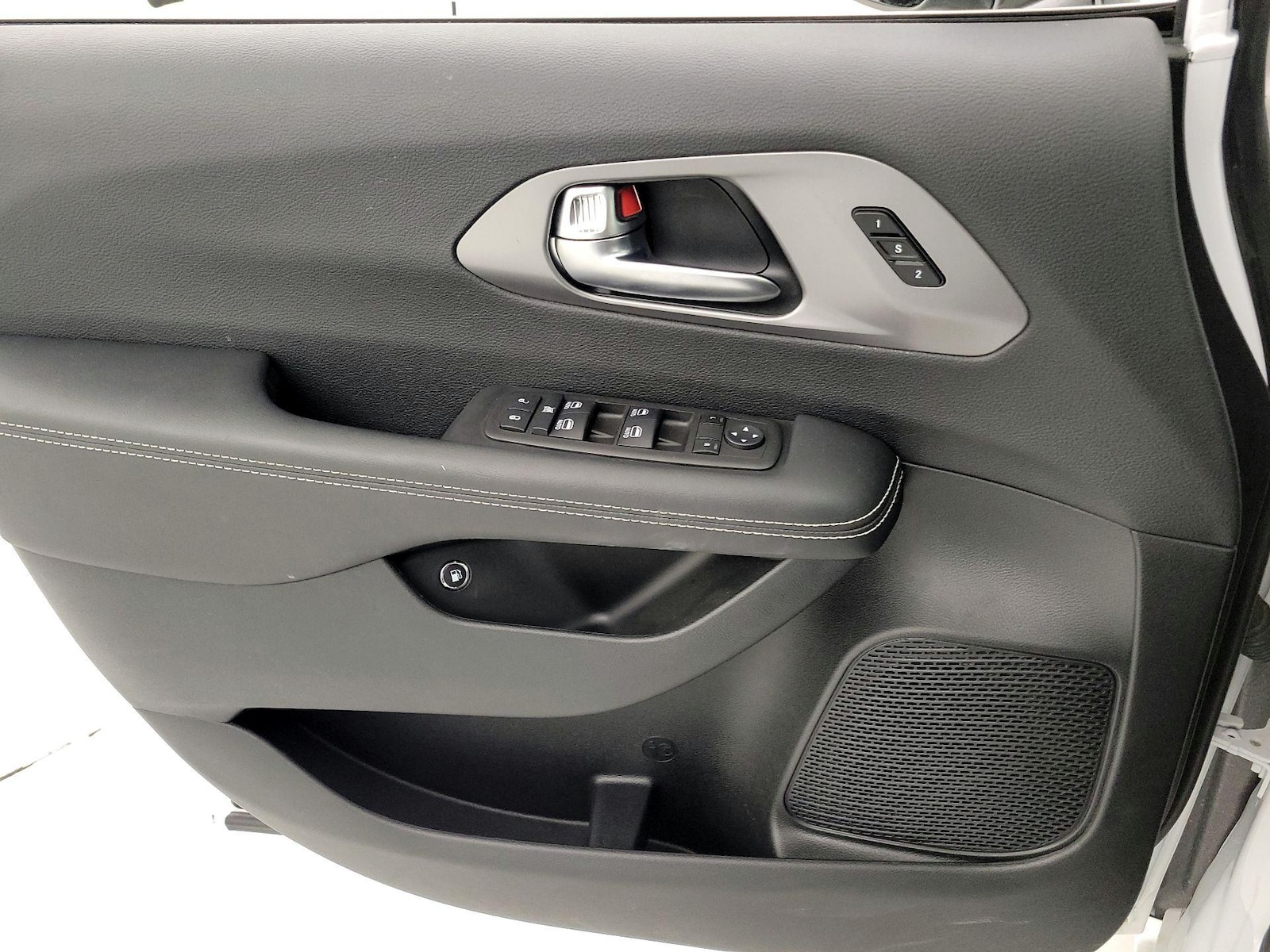 2025 Chrysler Pacifica PHEV Select - Photo 13