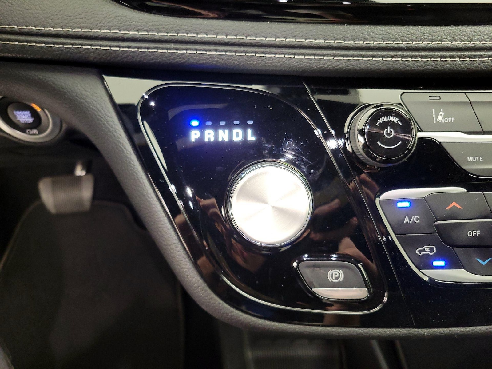 2025 Chrysler Pacifica PHEV Select - Photo 18