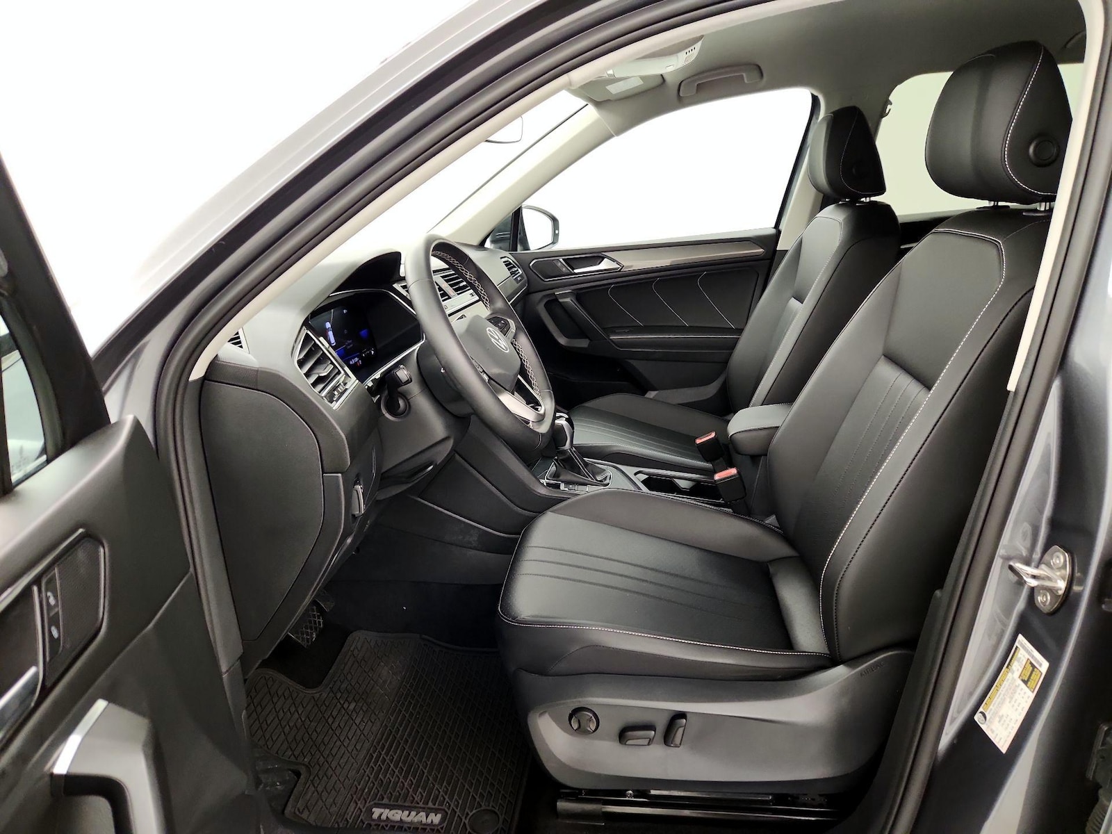2023 Volkswagen Tiguan SE - Photo 12