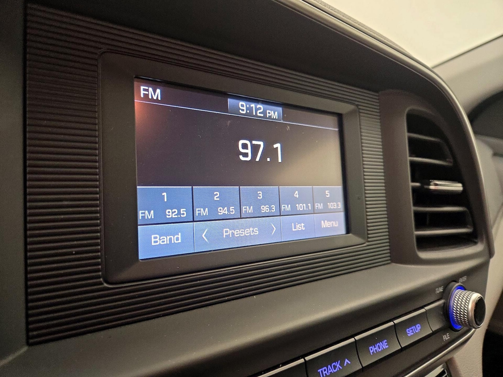 2020 Hyundai Elantra SE - Photo 16