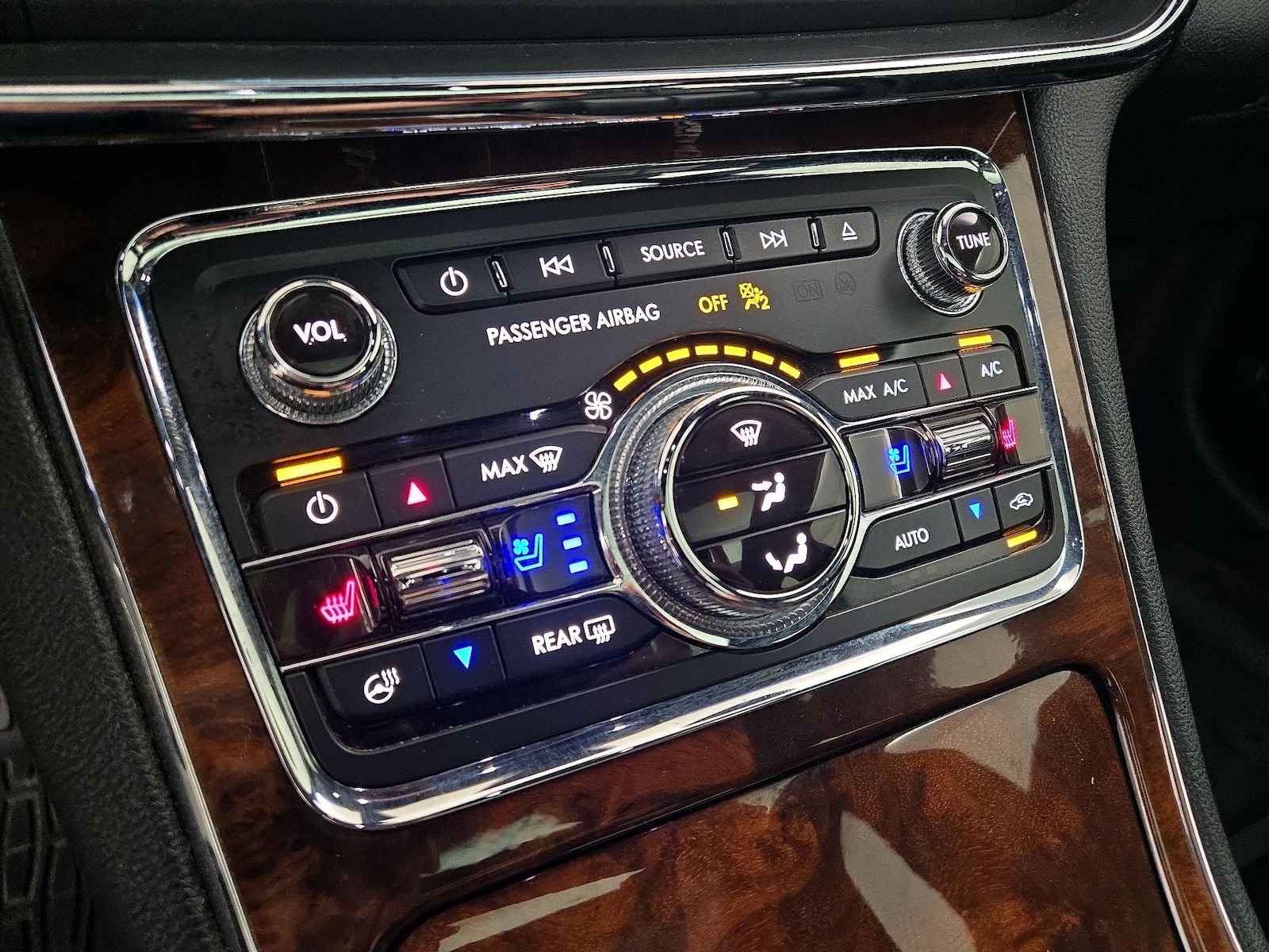 2018 Lincoln Continental Reserve - Photo 18