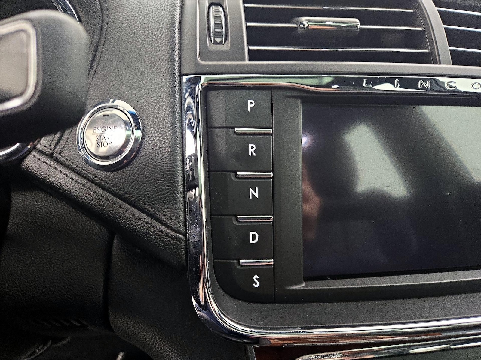 2018 Lincoln Continental Reserve - Photo 19