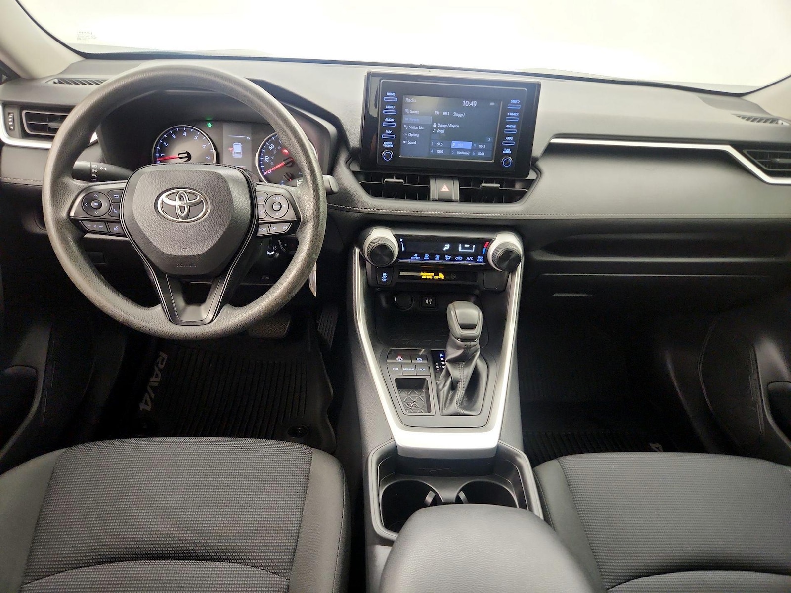 2019 Toyota RAV4 LE - Photo 10