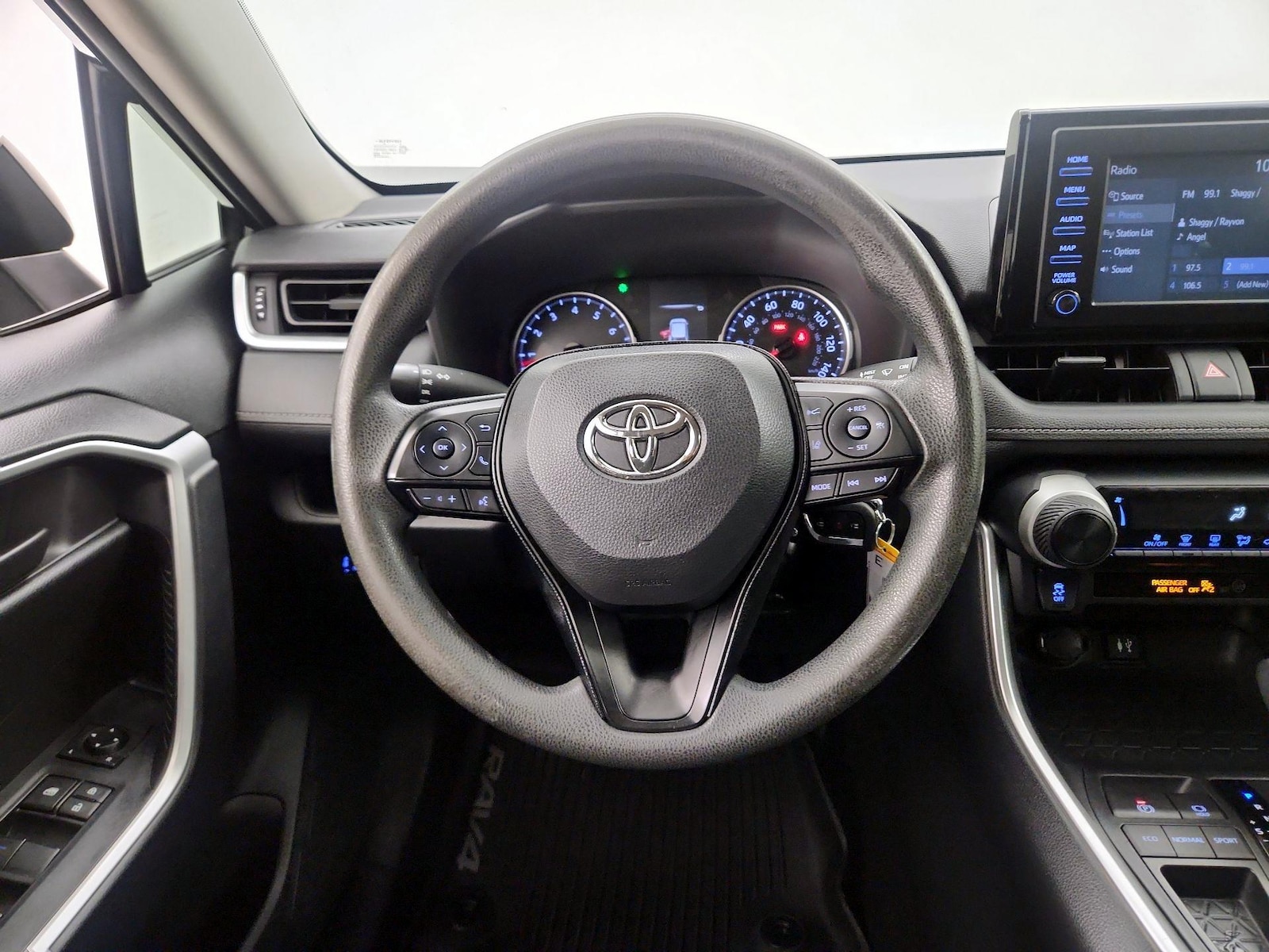 2019 Toyota RAV4 LE - Photo 11