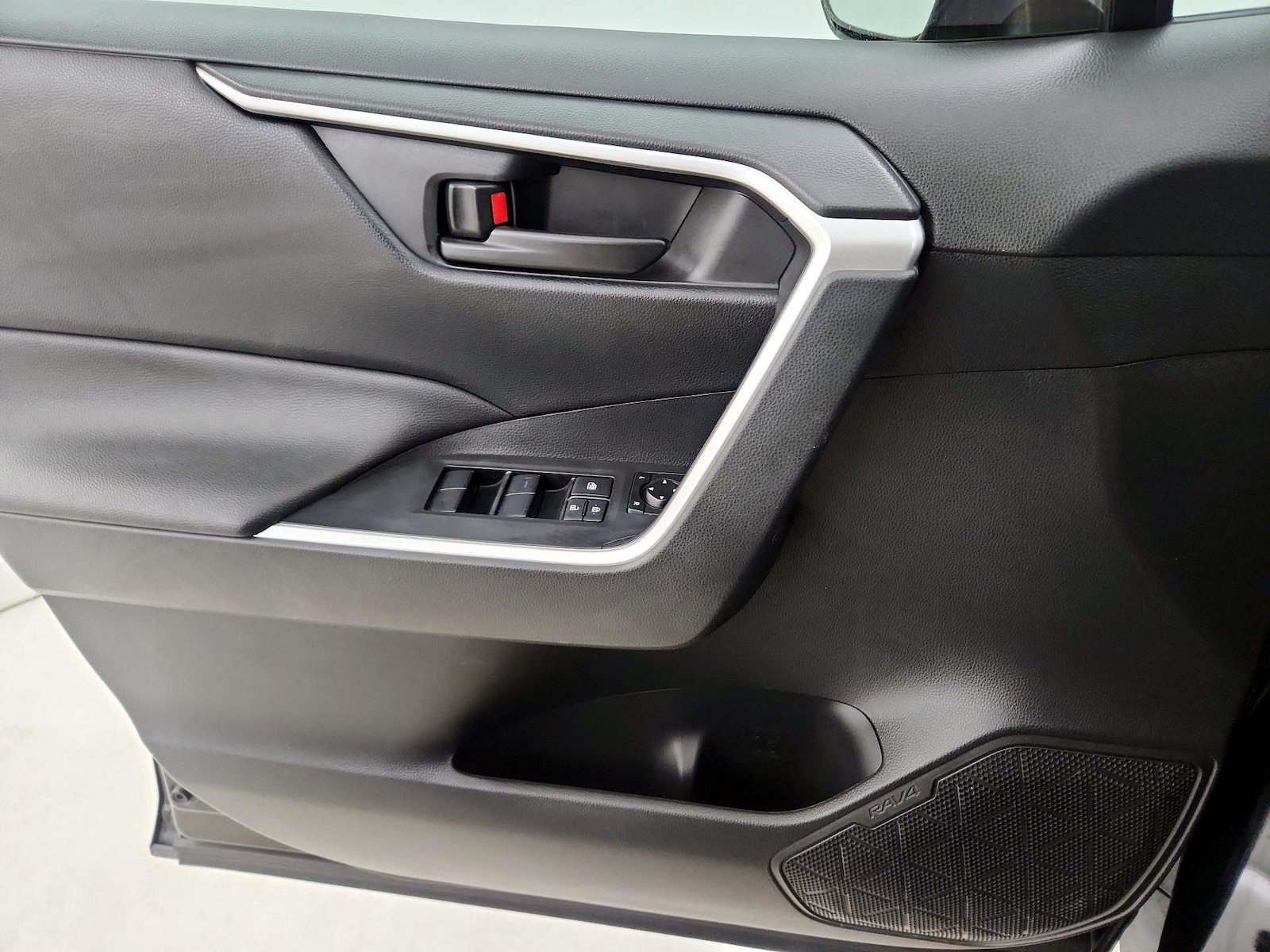2019 Toyota RAV4 LE - Photo 13