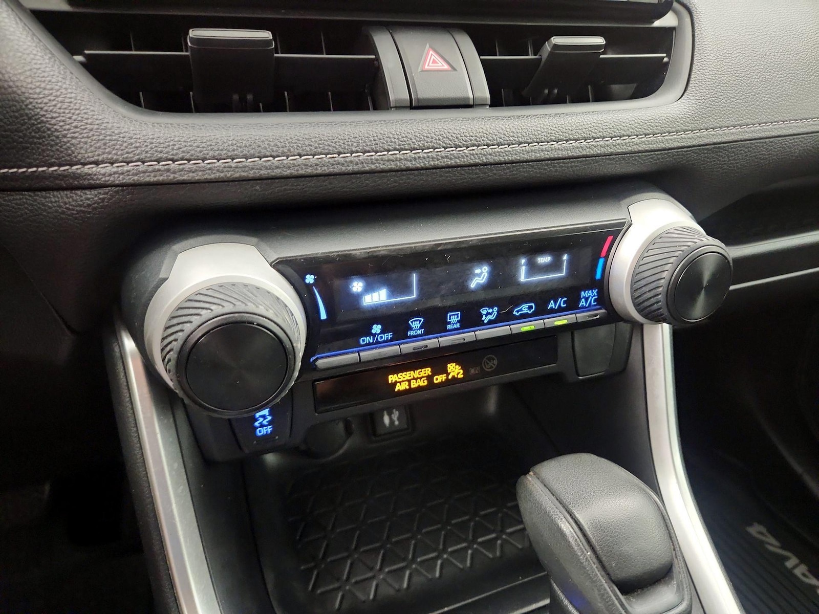 2019 Toyota RAV4 LE - Photo 17