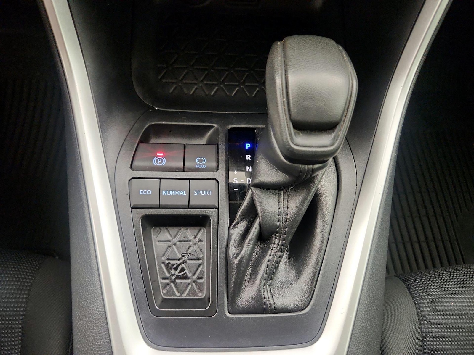 2019 Toyota RAV4 LE - Photo 18