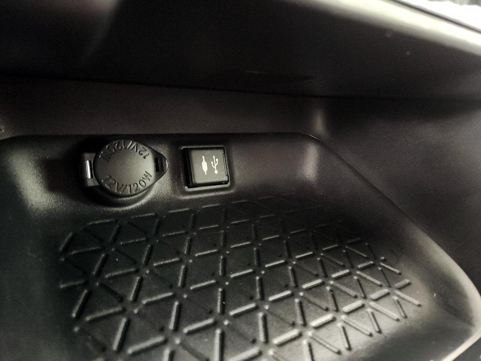 2019 Toyota RAV4 LE - Photo 19