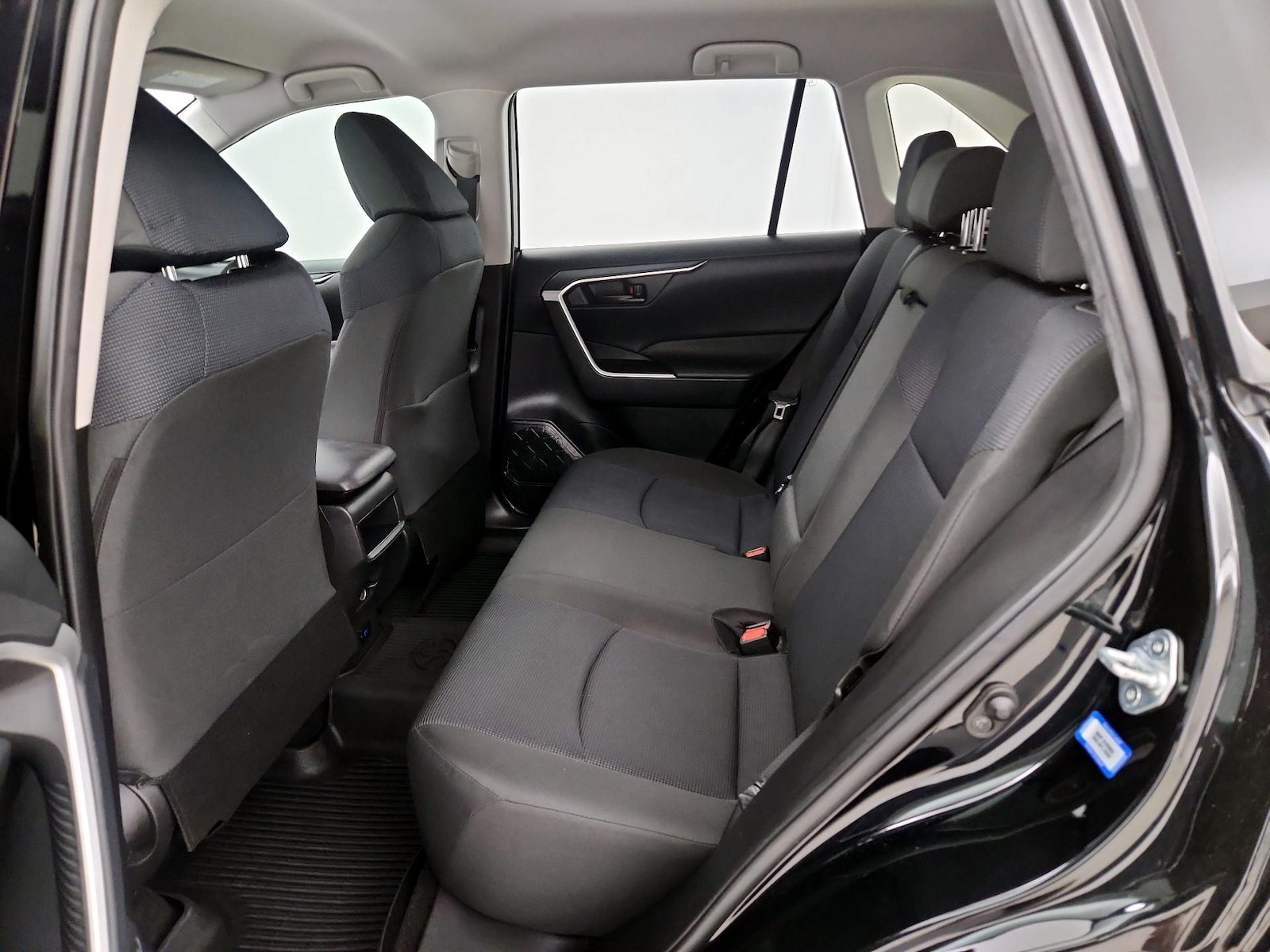 2019 Toyota RAV4 LE - Photo 20