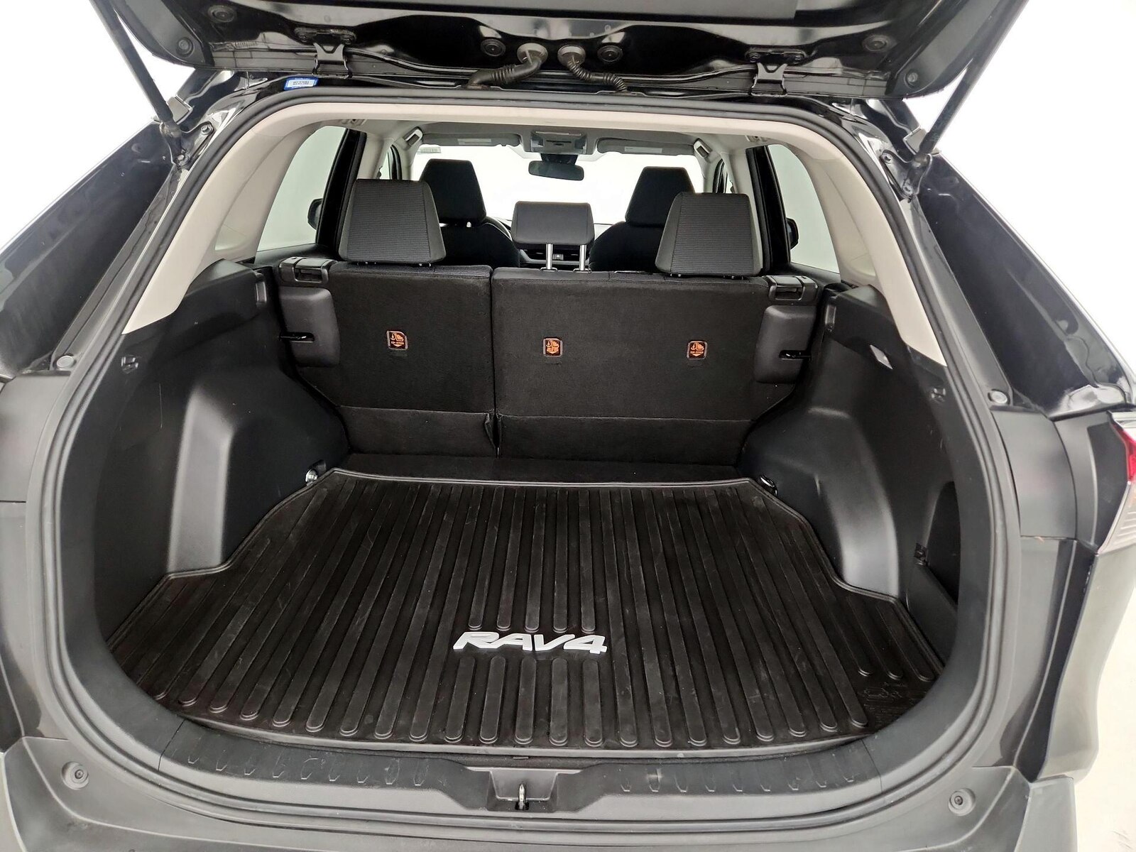 2019 Toyota RAV4 LE - Photo 21