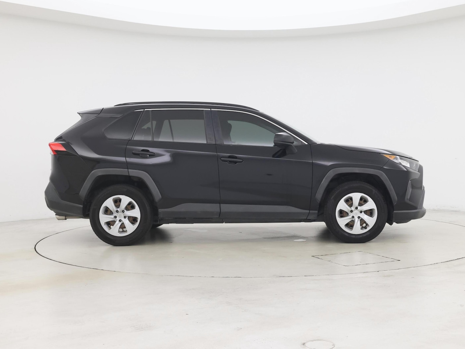 2019 Toyota RAV4 LE - Photo 8