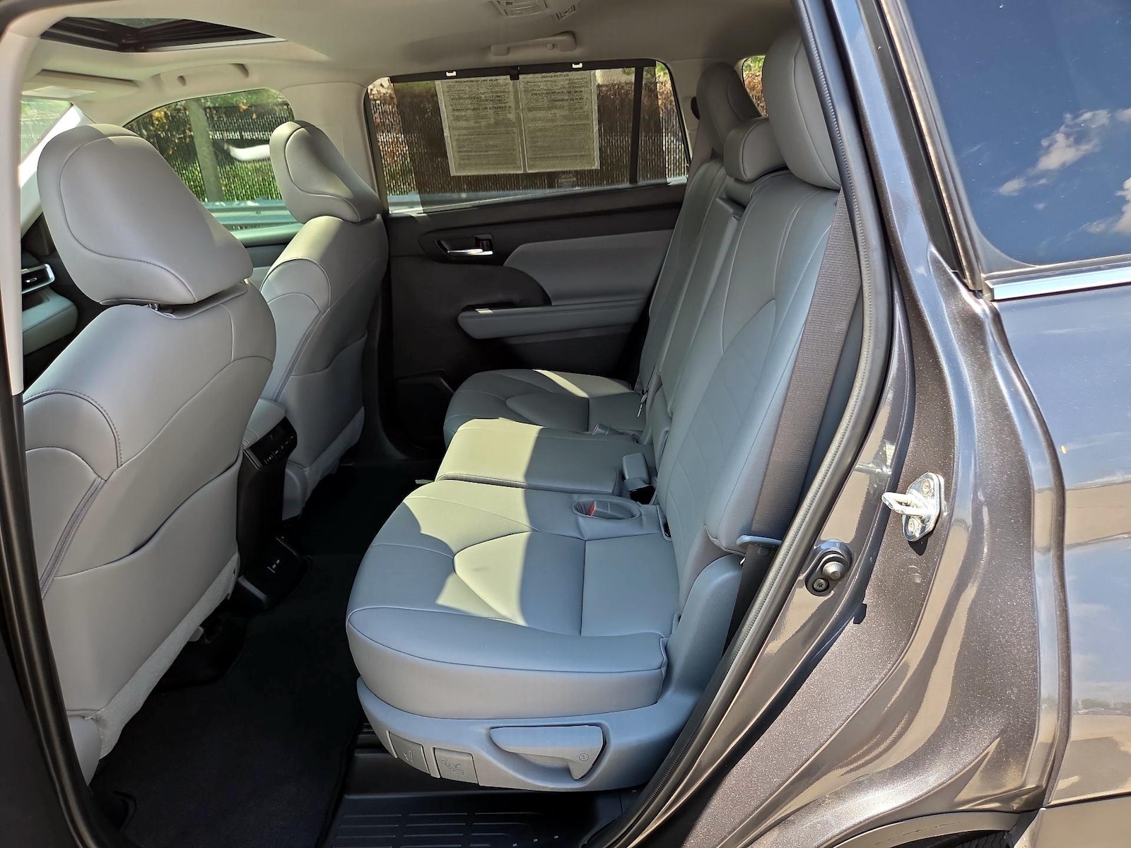 2022 Toyota Highlander XLE - Photo 11