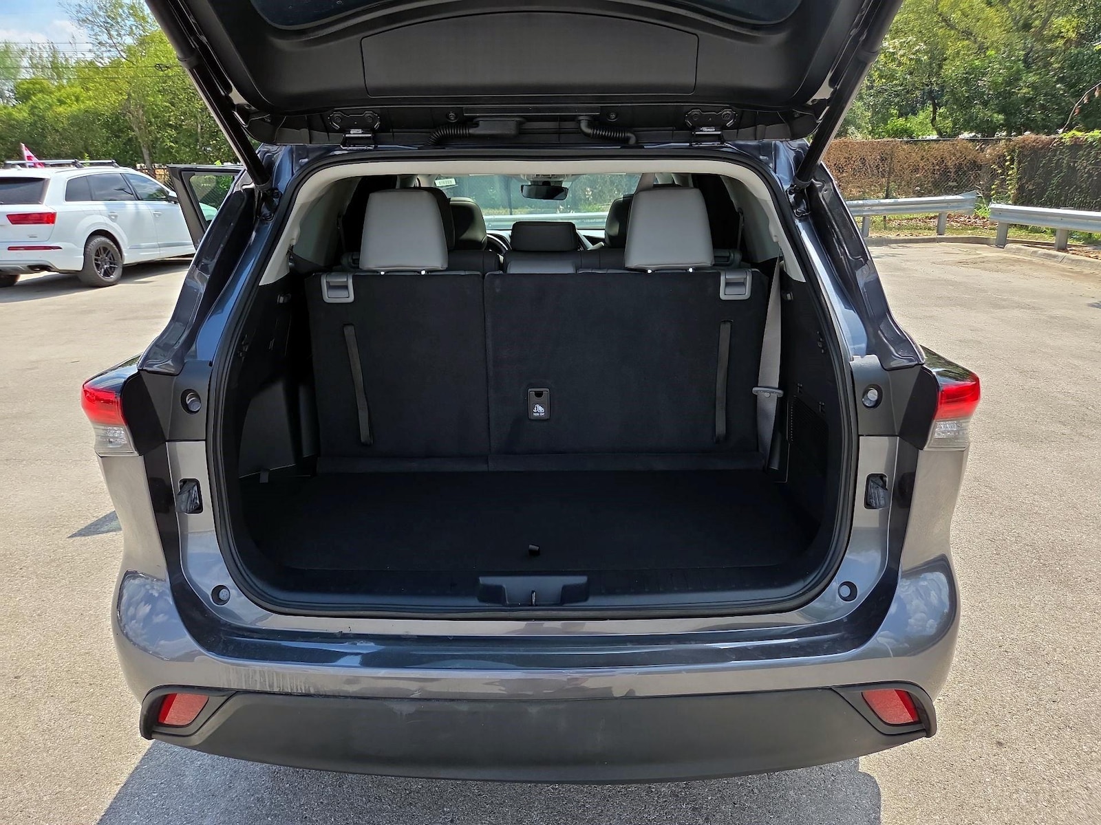 2022 Toyota Highlander XLE - Photo 13