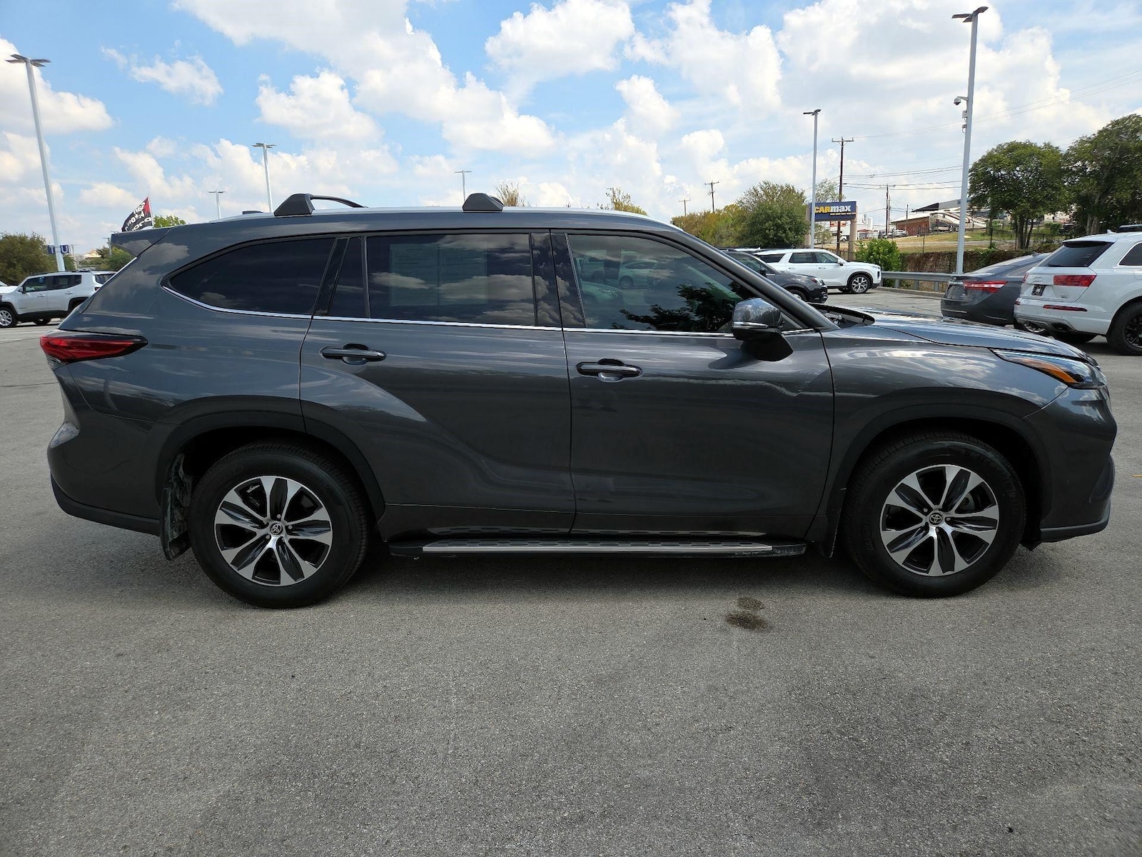 2022 Toyota Highlander XLE - Photo 5