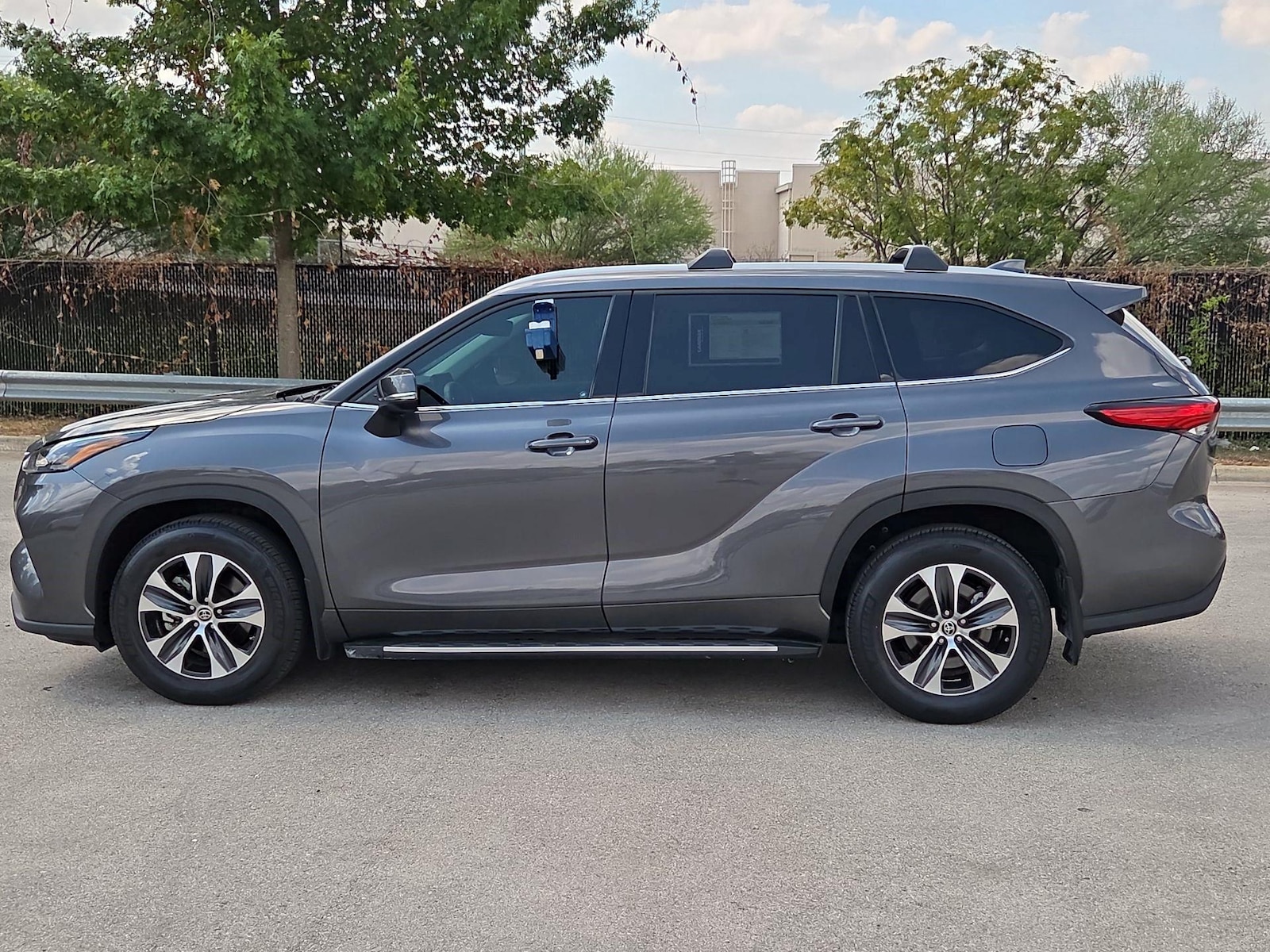 2022 Toyota Highlander XLE - Photo 8