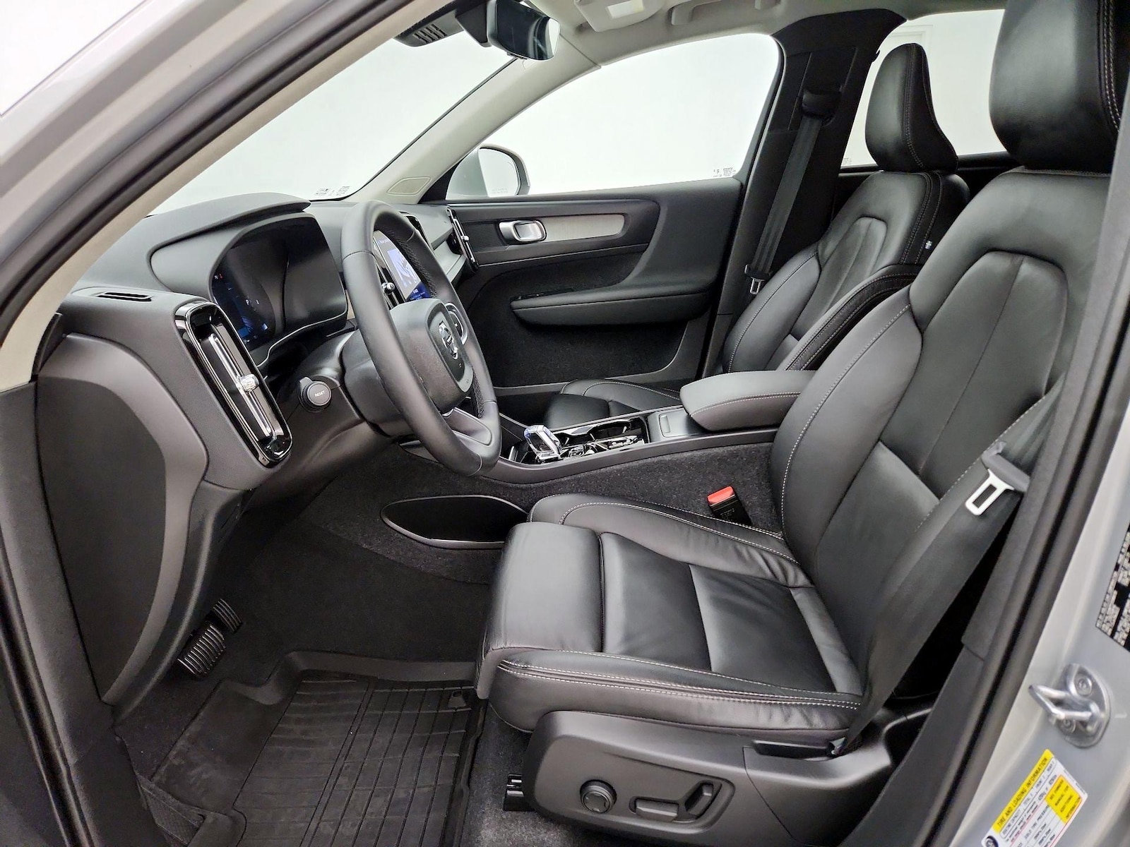 2023 Volvo XC40 Plus - Photo 12