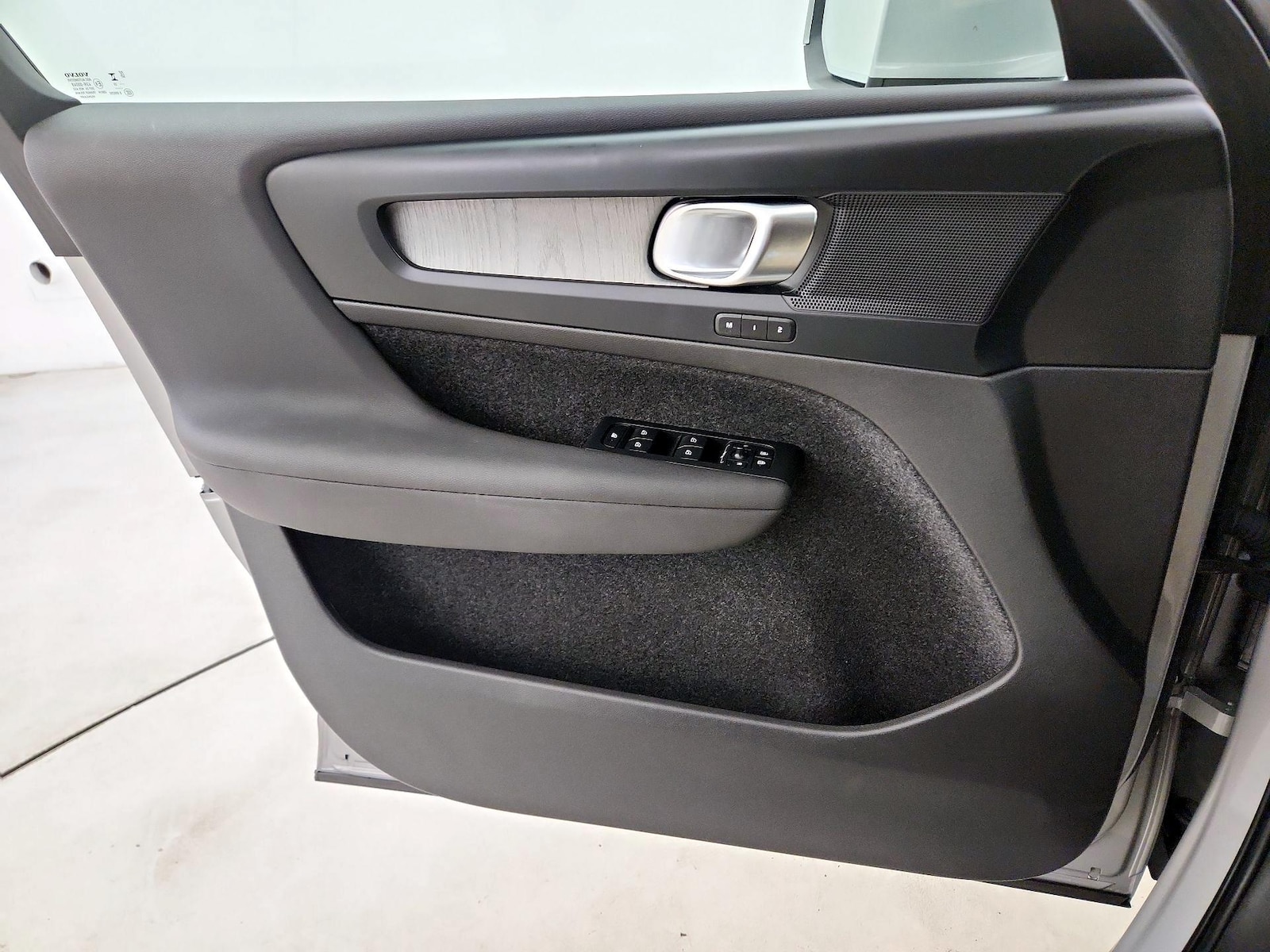 2023 Volvo XC40 Plus - Photo 13